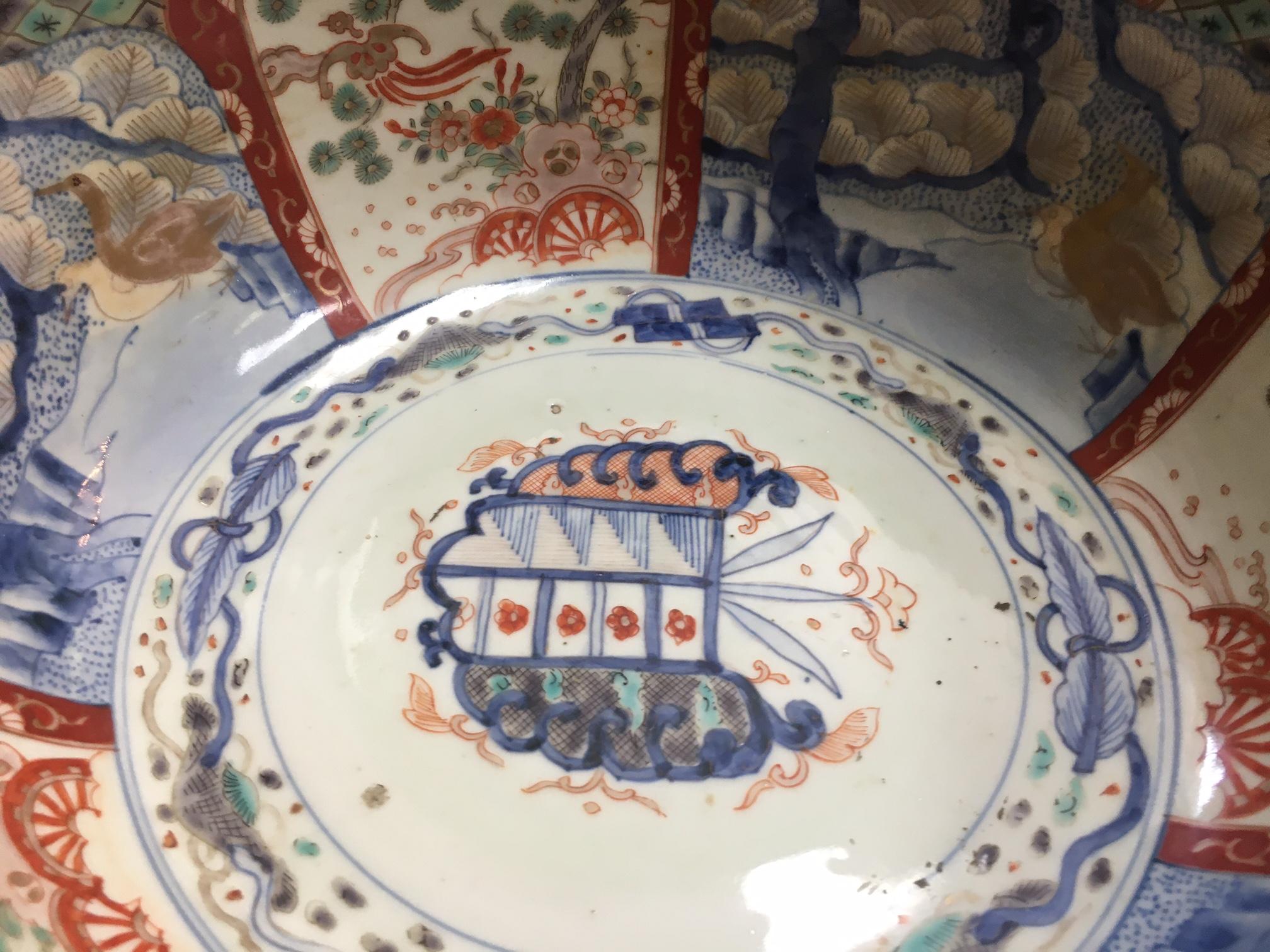 Peint à la main Grand bol octogonal japonais de la période Edo avec huit Vignettes, circa 1700 en vente