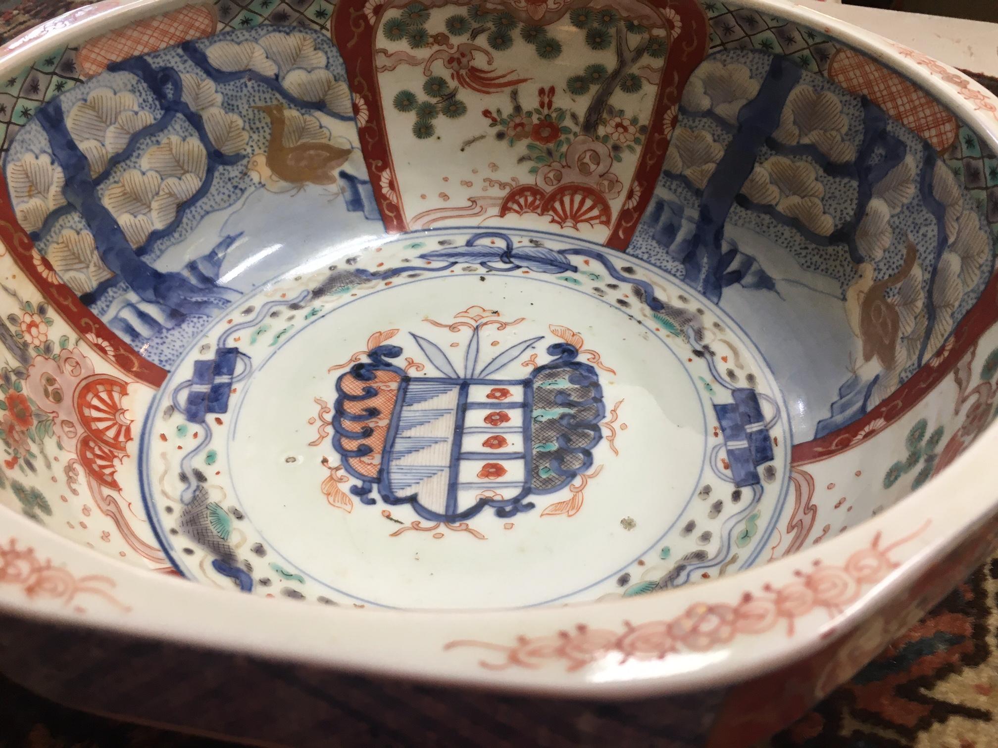 Grand bol octogonal japonais de la période Edo avec huit Vignettes, circa 1700 Bon état - En vente à Savannah, GA