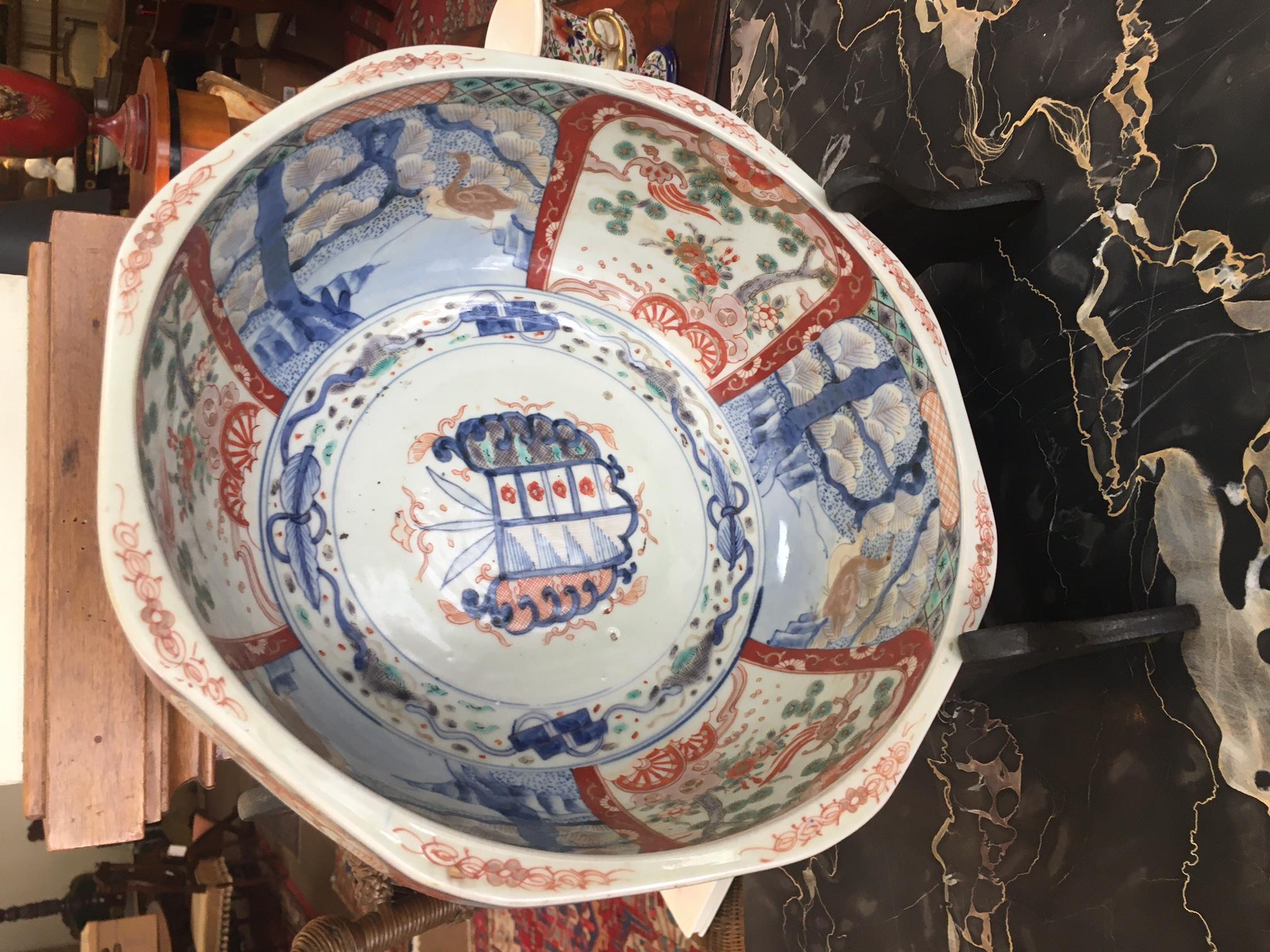 XVIIIe siècle Grand bol octogonal japonais de la période Edo avec huit Vignettes, circa 1700 en vente