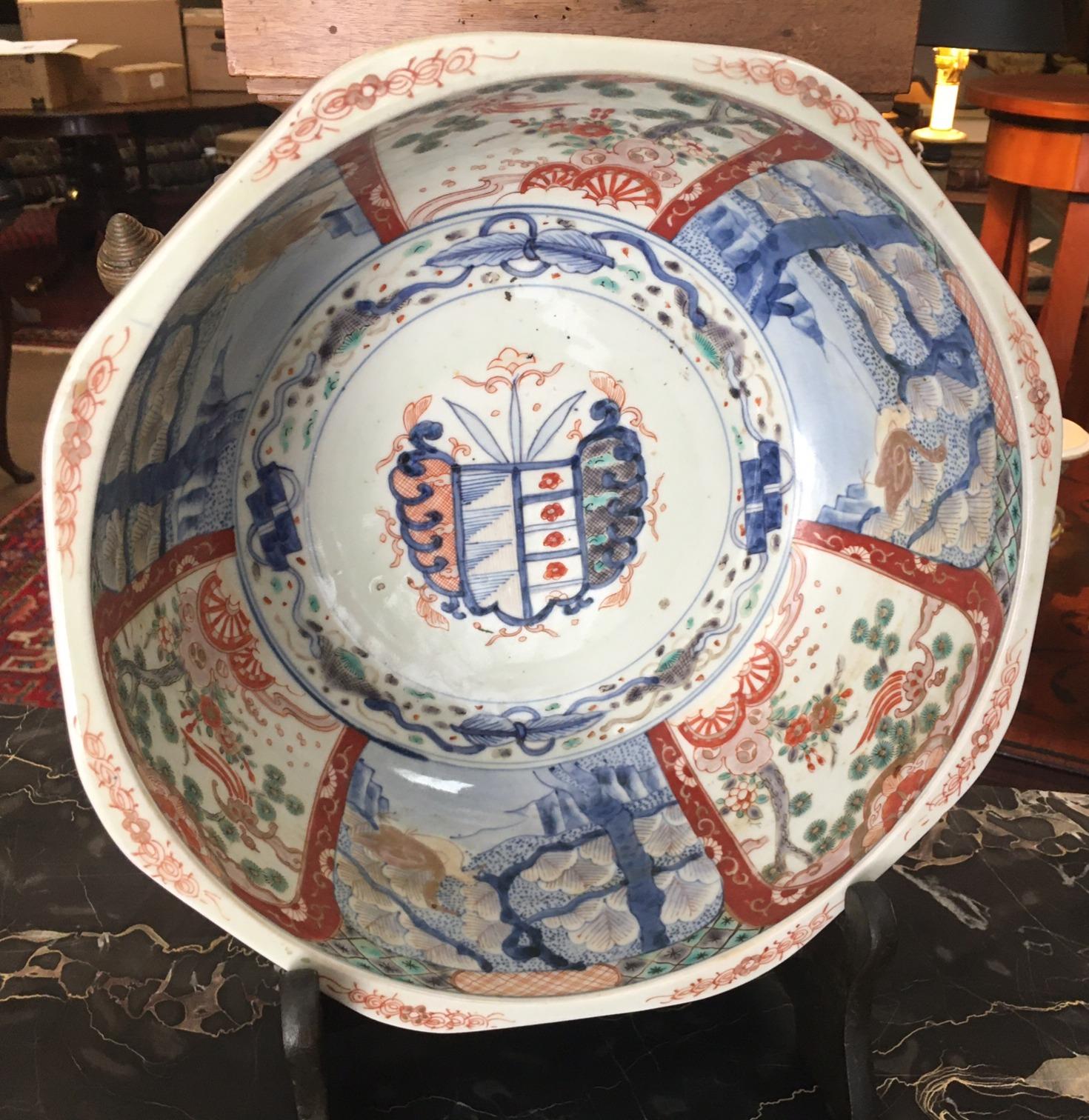 Porcelaine Grand bol octogonal japonais de la période Edo avec huit Vignettes, circa 1700 en vente