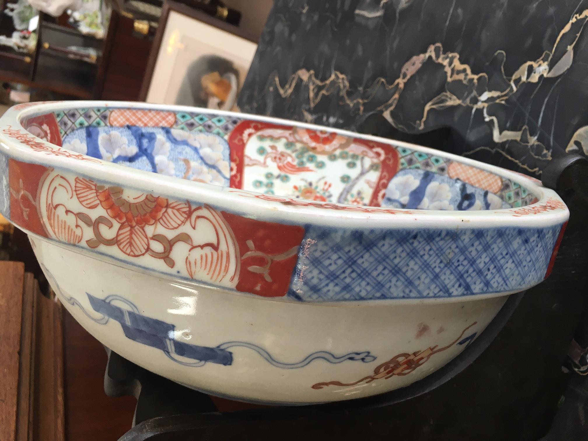 Grand bol octogonal japonais de la période Edo avec huit Vignettes, circa 1700 en vente 1