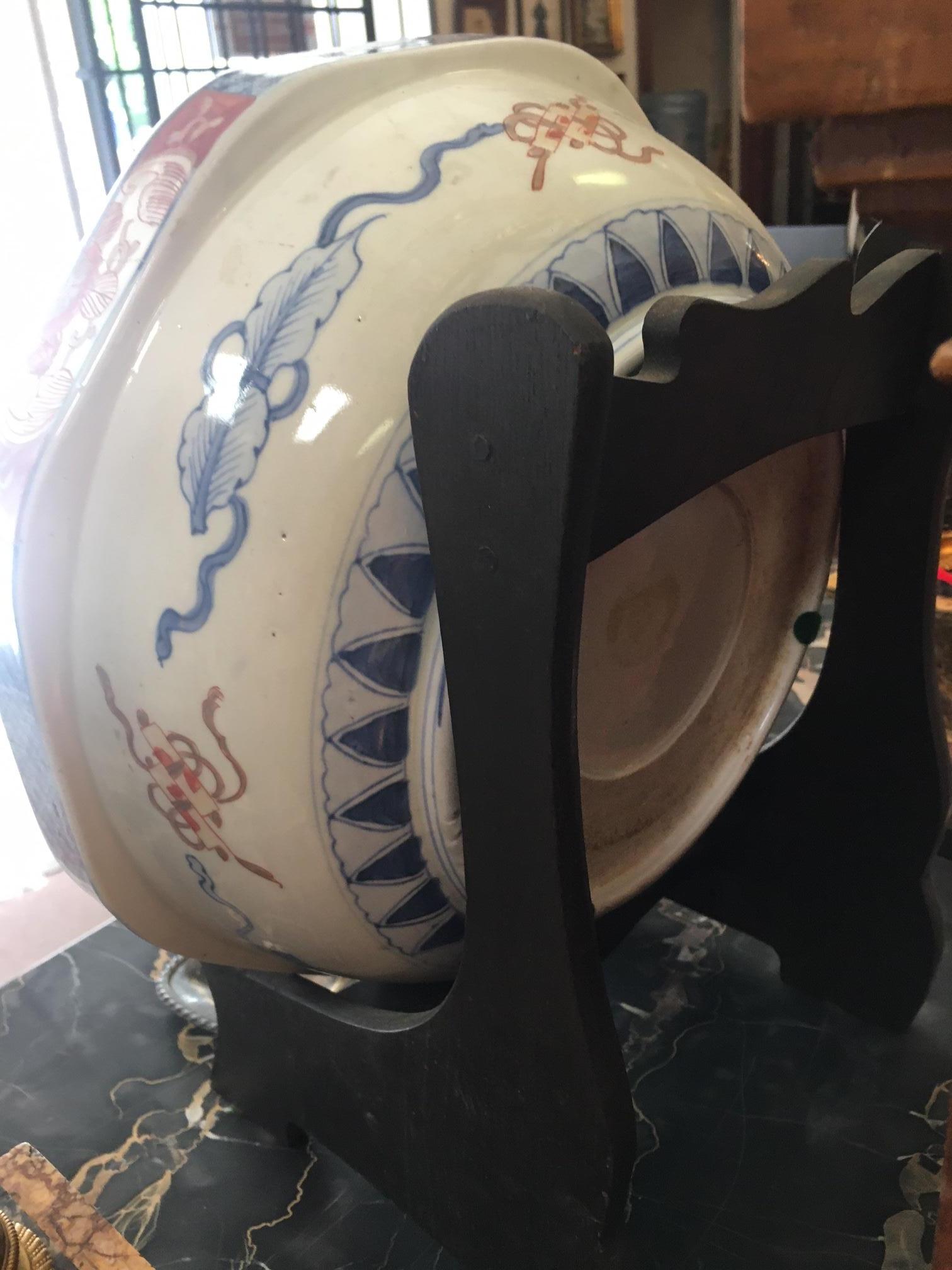 Grand bol octogonal japonais de la période Edo avec huit Vignettes, circa 1700 en vente 2