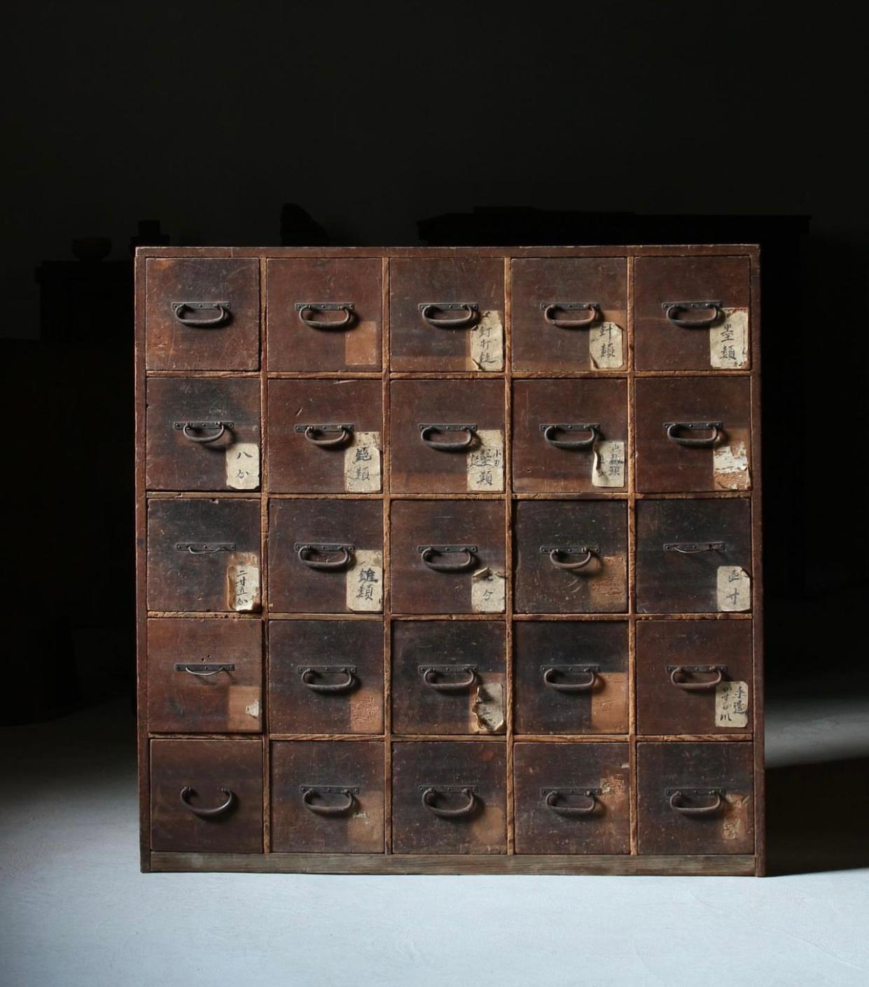 This is a very old and rare Japanese tooling storage tansu. It was made early
Edo period of Japanese cedar and its handle was made of iron. Its ultimate beauty can be seen from its ratio and balance designed by the maker and textures wore by