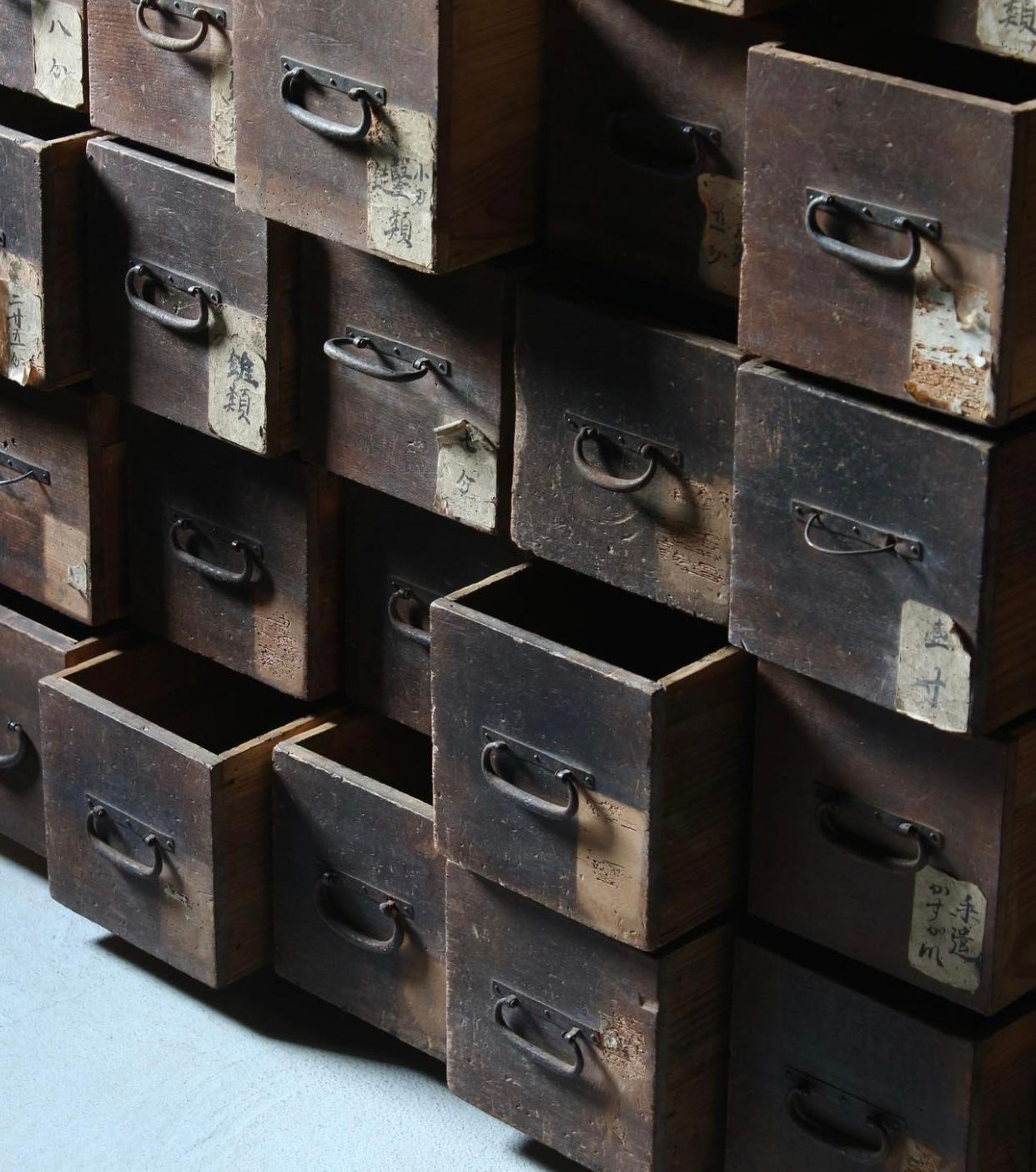 Edo period Japanese medicine chest  In Good Condition For Sale In CARLTON, AU