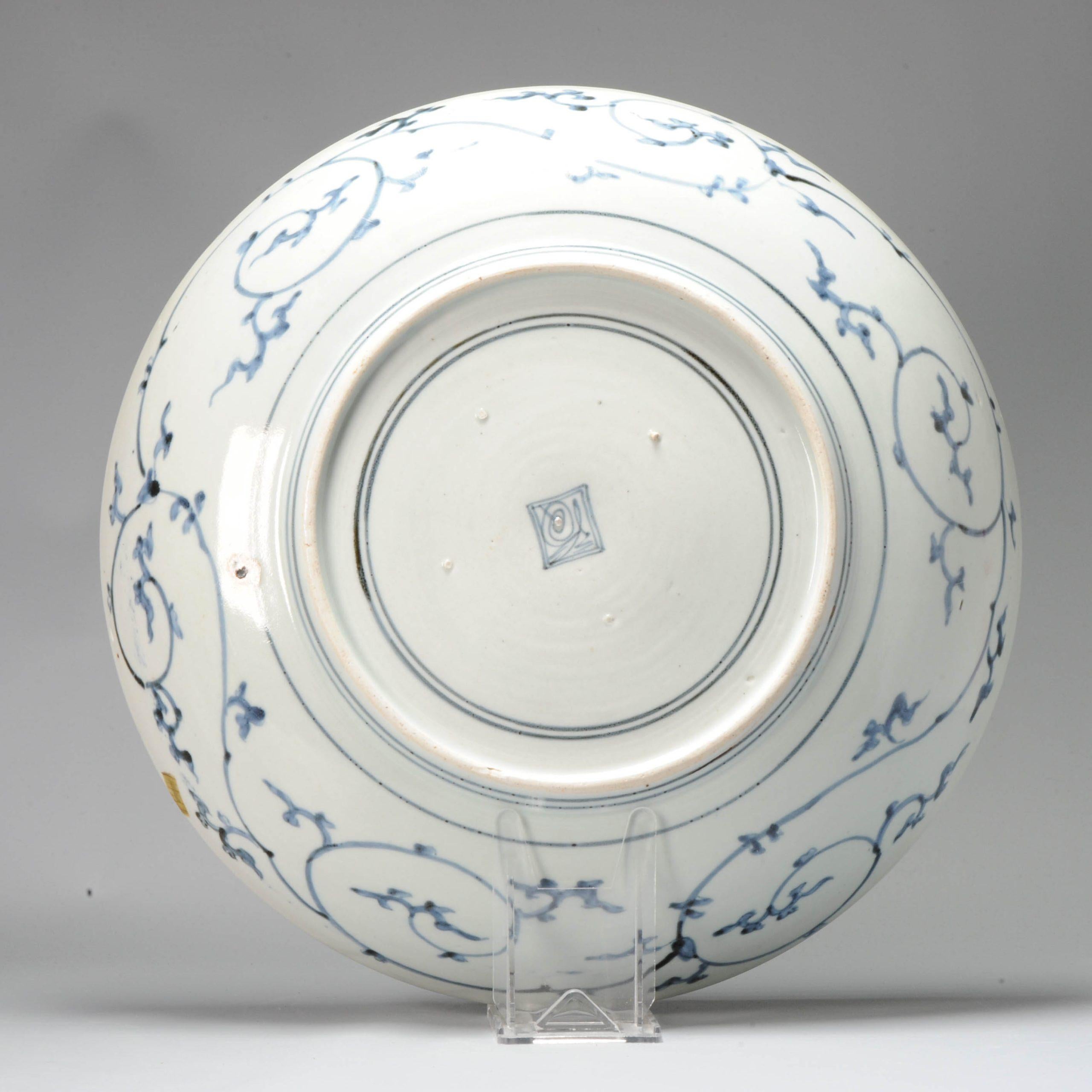 Edo Period Japanese Porcelain Dish Charger Arita Fuku Mark, 17/18th Century In Good Condition For Sale In Amsterdam, Noord Holland