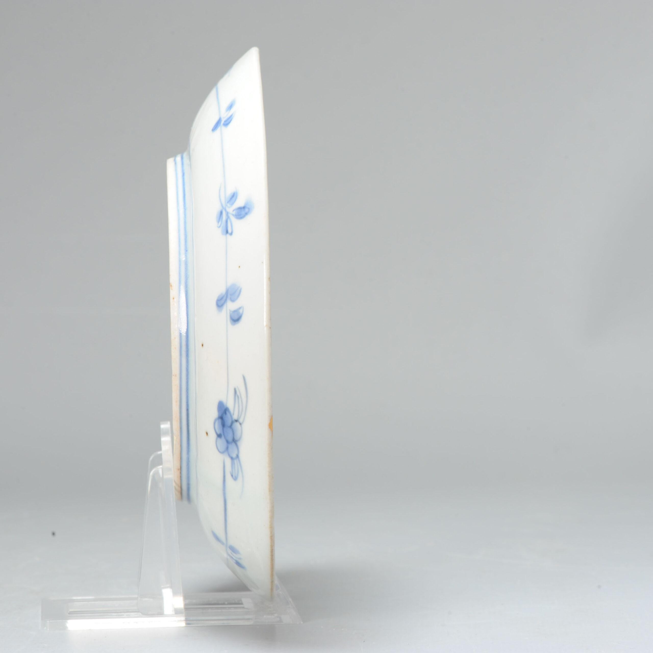 Un esempio molto bello del primo periodo dell'edo. Con un cervo Scena in un paesaggio tra le foglie.

Marcato alla base.

Informazioni aggiuntive:
Materiale: Porcellana e ceramica
Stile giapponese: Arita, Imari
Regione di origine: Giappone 
Periodo: