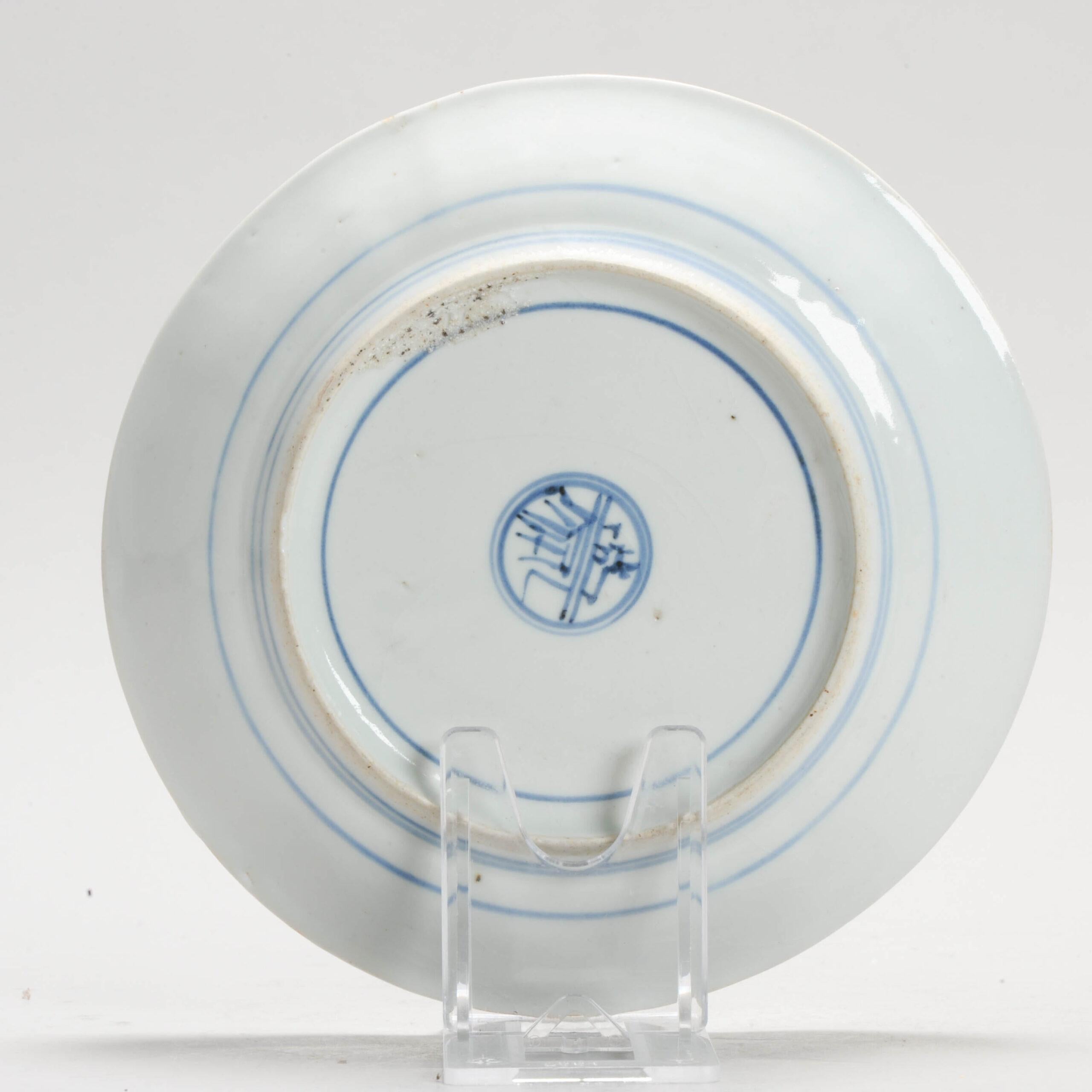Giapponese Piatto in porcellana giapponese del periodo Edo Imari Porcelain con scena floreale di Arita, 1640-1650 ca. in vendita