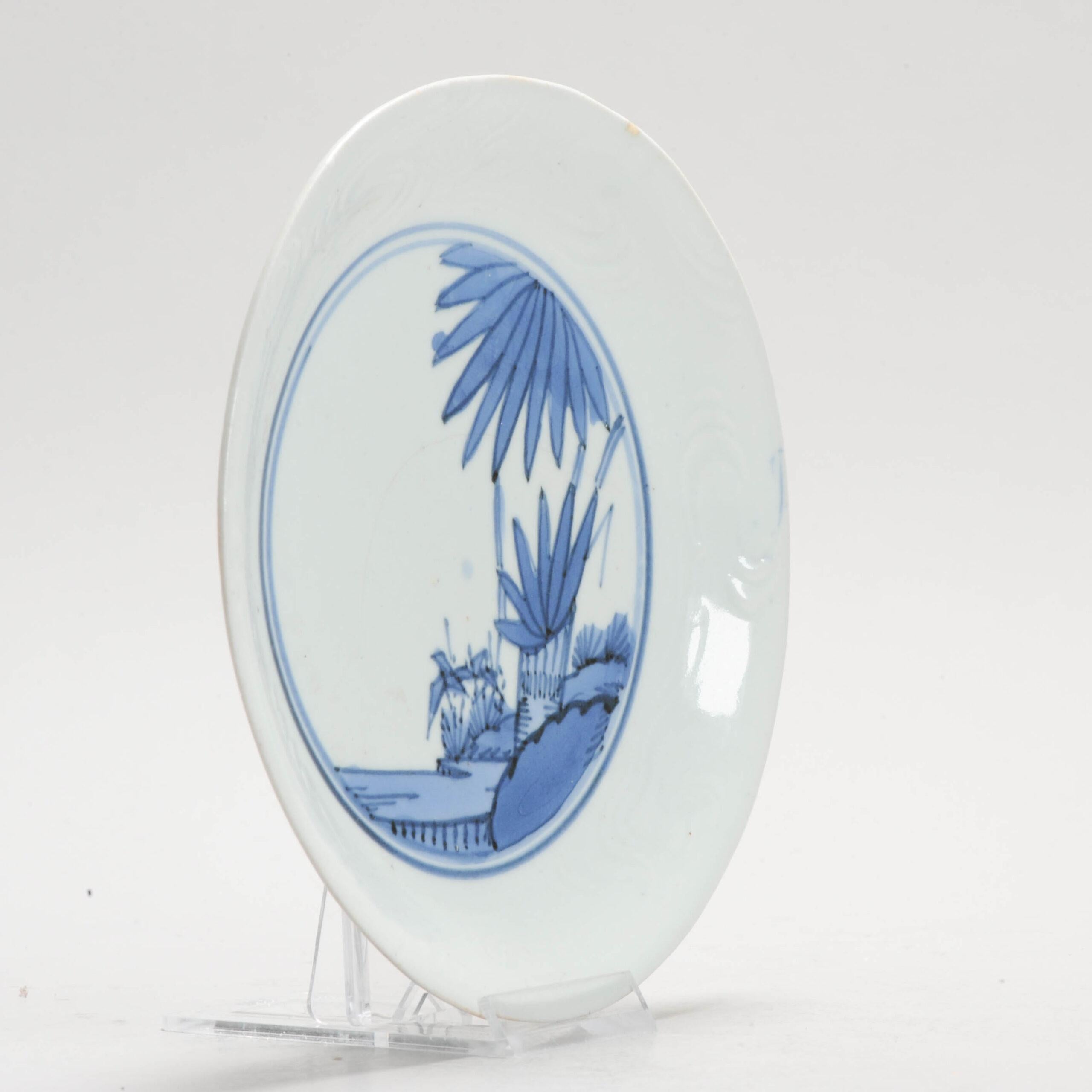 Piatto in porcellana giapponese del periodo Edo Imari Porcelain con scena floreale di Arita, 1640-1650 ca. In condizioni buone in vendita a Amsterdam, Noord Holland