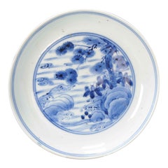 Piatto in porcellana giapponese Imari Porcelain del periodo Edo, Arita Landscape Waves, 1660-1670 ca.