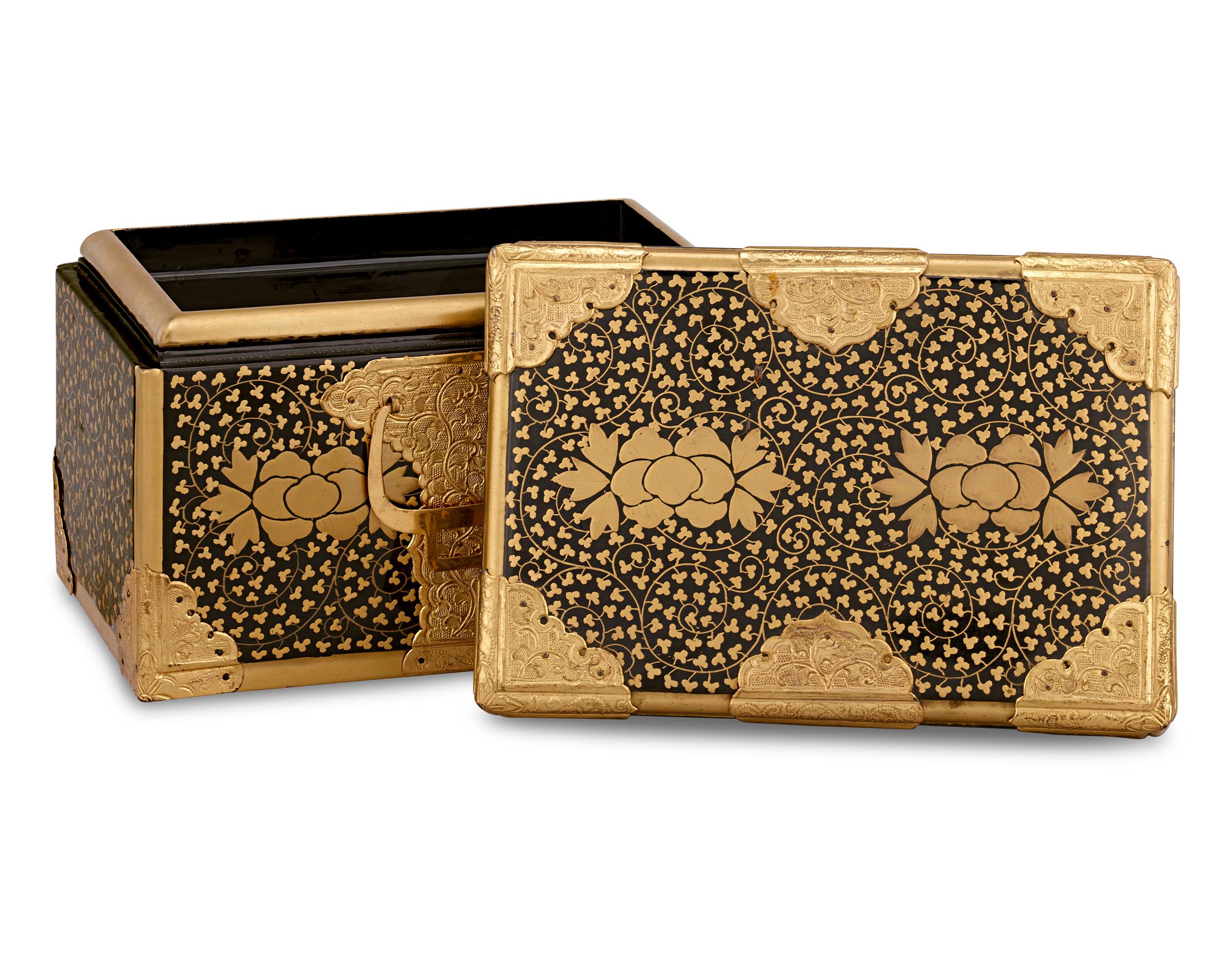 Arcón de laca del periodo Edo
Siglo XIX

Este exquisito baúl, inspirado en los baúles de viaje Hasami-Bako, es un sorprendente ejemplo de la laca japonesa. La técnica hiramaki-e -laca dorada aplicada- adorna su superficie con intrincados motivos de