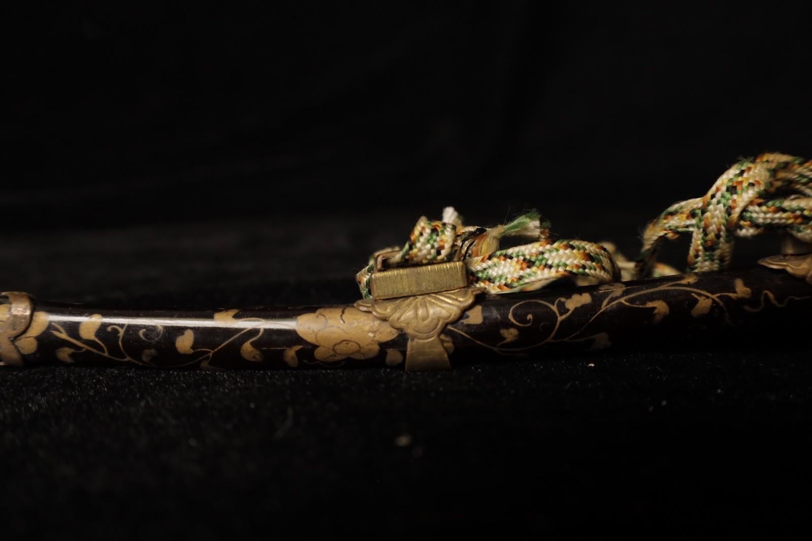 Squisita e rara spada samurai in miniatura. Realizzato con grande attenzione per ogni dettaglio, molto probabilmente era destinato al Musha Ningyo, set di bambole samurai. Pezzi così pregiati sono rari. 

Condizioni eccellenti, considerando l'età