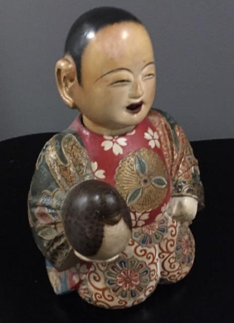 Giapponese Saga Ningyo del periodo Edo raffigurante un ragazzo che tiene in mano un uccello
