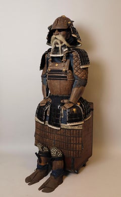 Armatura completa da samurai del periodo Edo (yoroi) con elmo unico originale