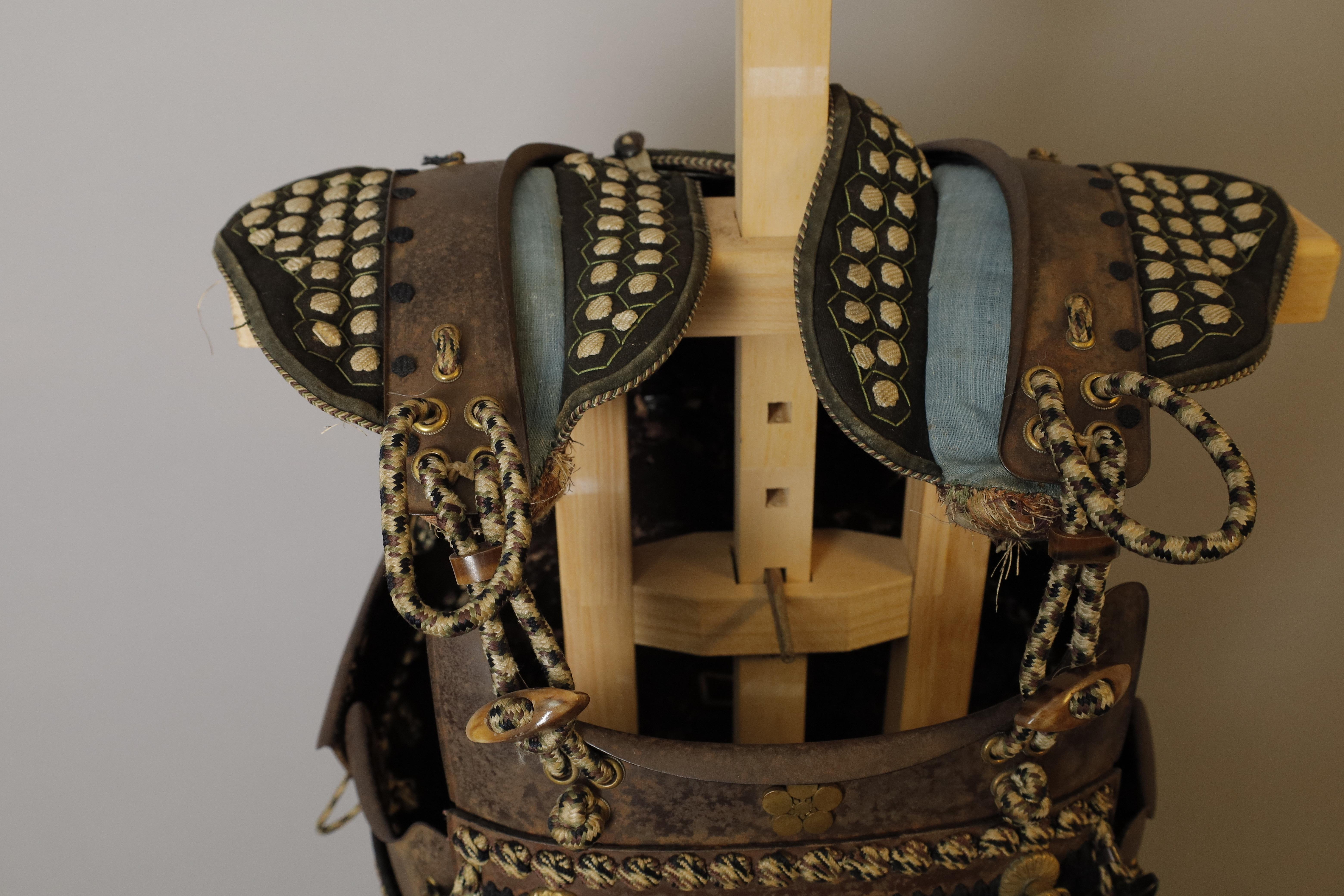Edo period samurai full set of armor (yoroi) with unique original helmet For Sale 26