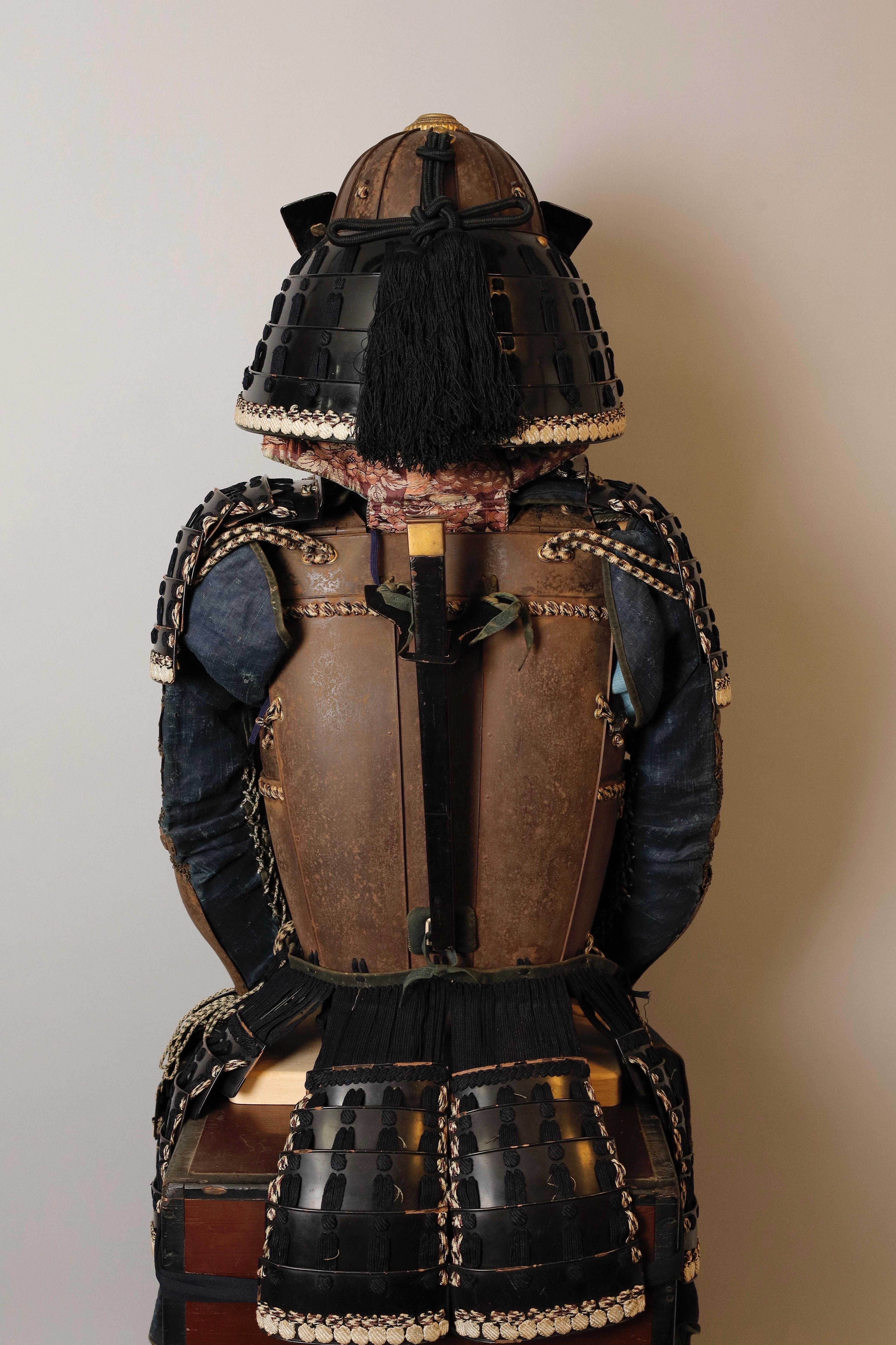 Edo period samurai full set of armor (yoroi) with unique original helmet For Sale 28