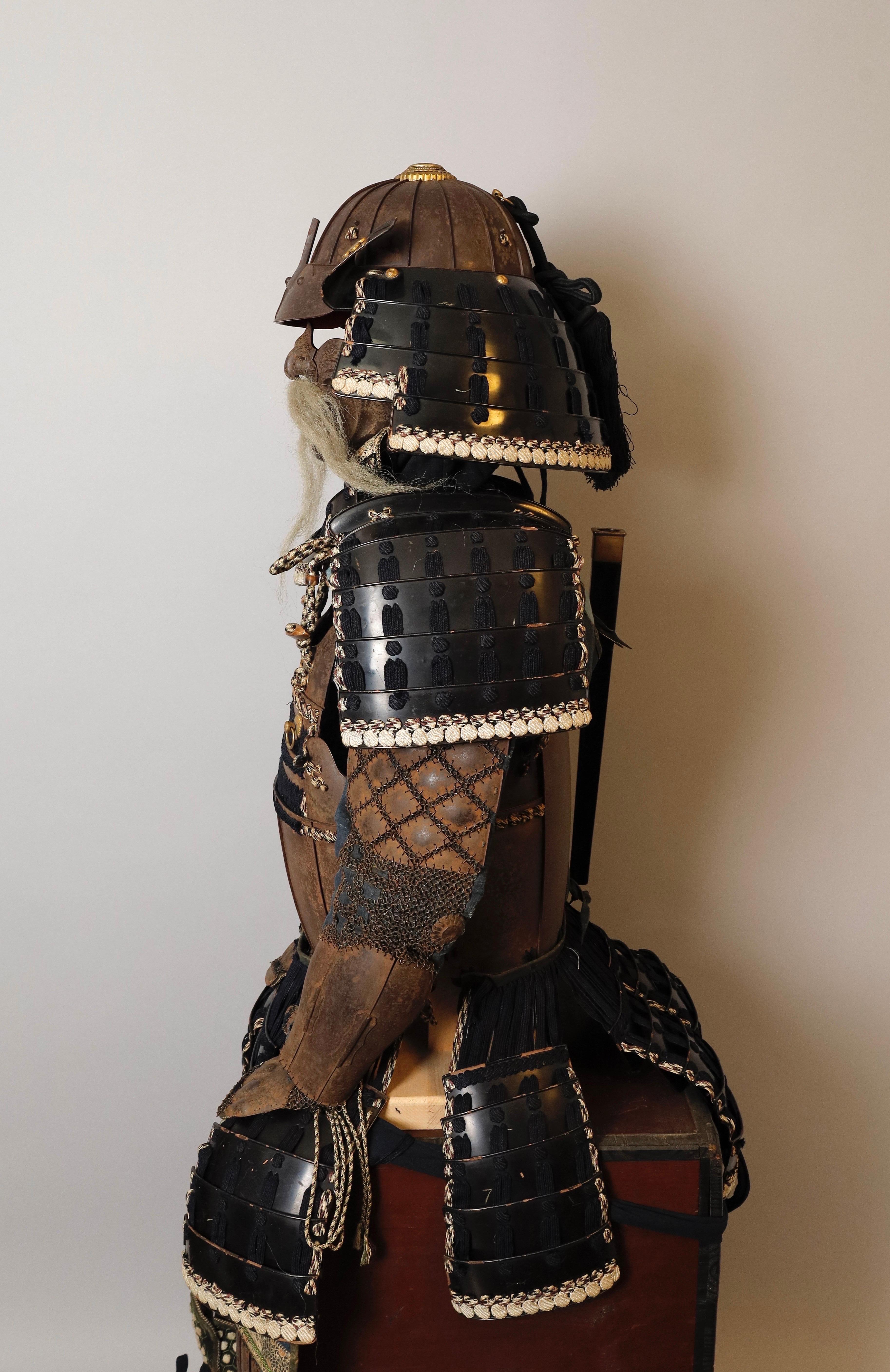 Edo-Zeit samurai-Wappen kompletter Satz (yoroi) mit einzigartigem Original- Helm im Zustand „Gut“ in Fukuoka, JP