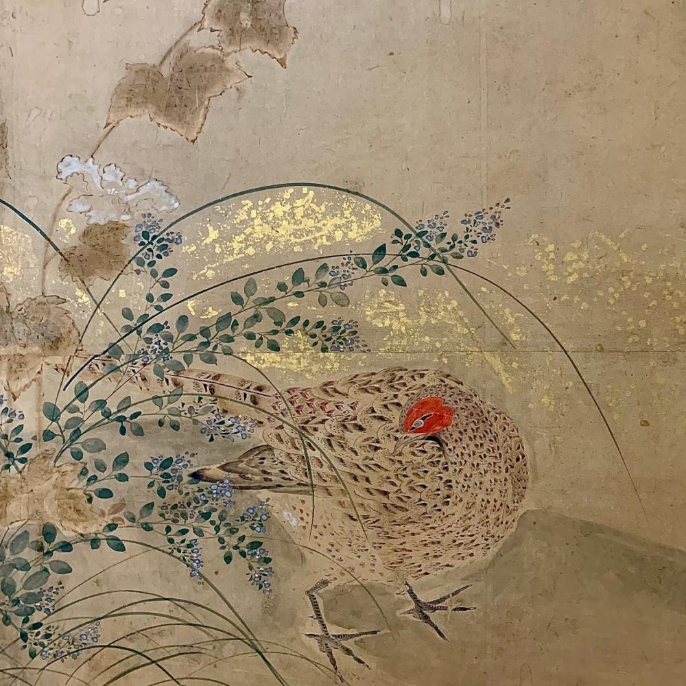 Schermo di transizione stagionale del periodo Edo

Periodo: Edo  
Dimensioni: 368 x 153 cm  
SKU: PTA148  

Questo squisito paravento a sei pannelli, ornato da fiocchi d'oro, ritrae magnificamente la transizione dall'autunno all'inverno, un tema