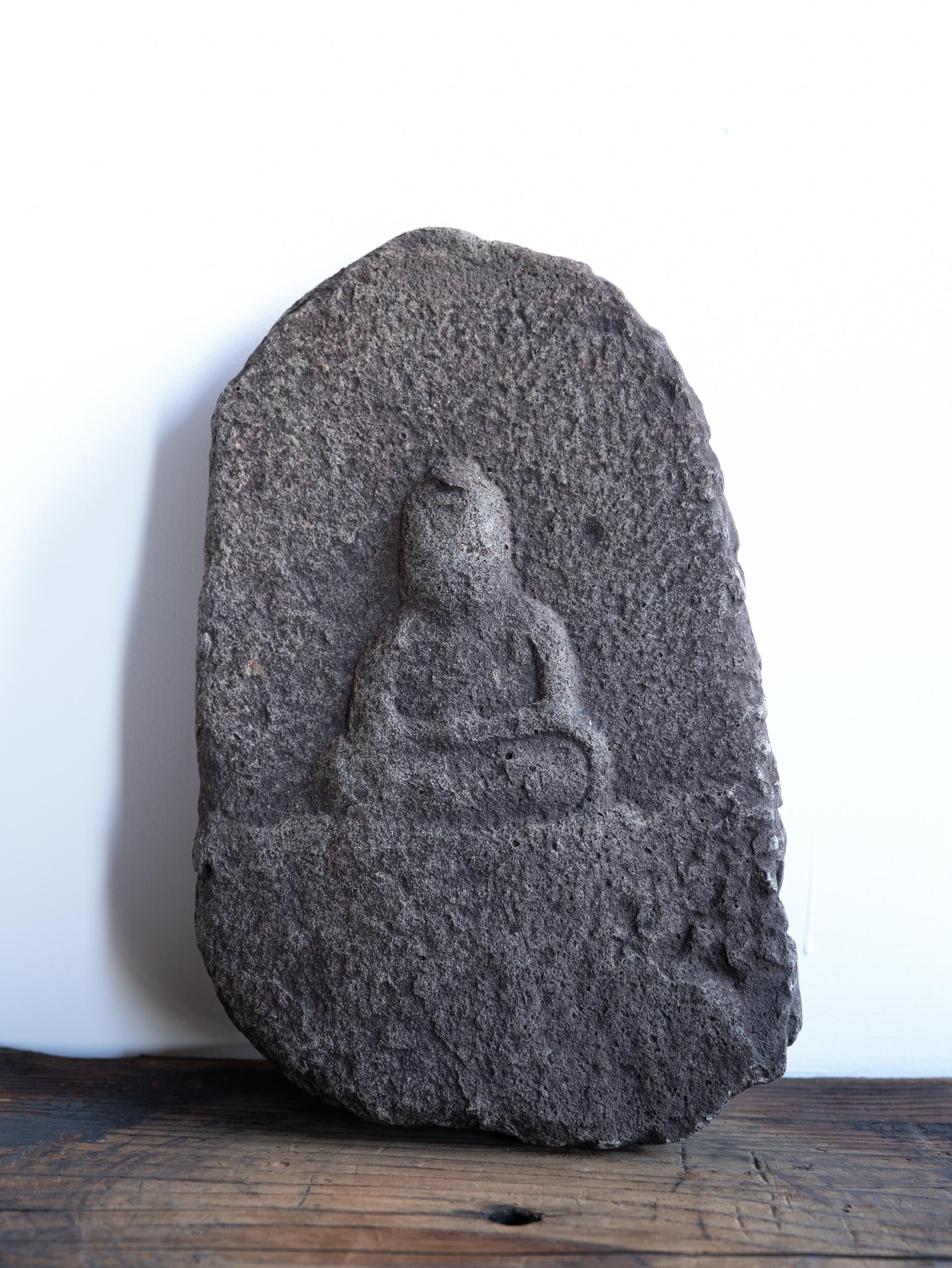 Esta escultura de piedra de Buda, que se cree que data de principios del periodo Edo o anterior, representa a Jizo Bosatsu en posición sentada.

Fabricada en granito, muestra los efectos naturales de la intemperie a lo largo de los siglos, lo que le