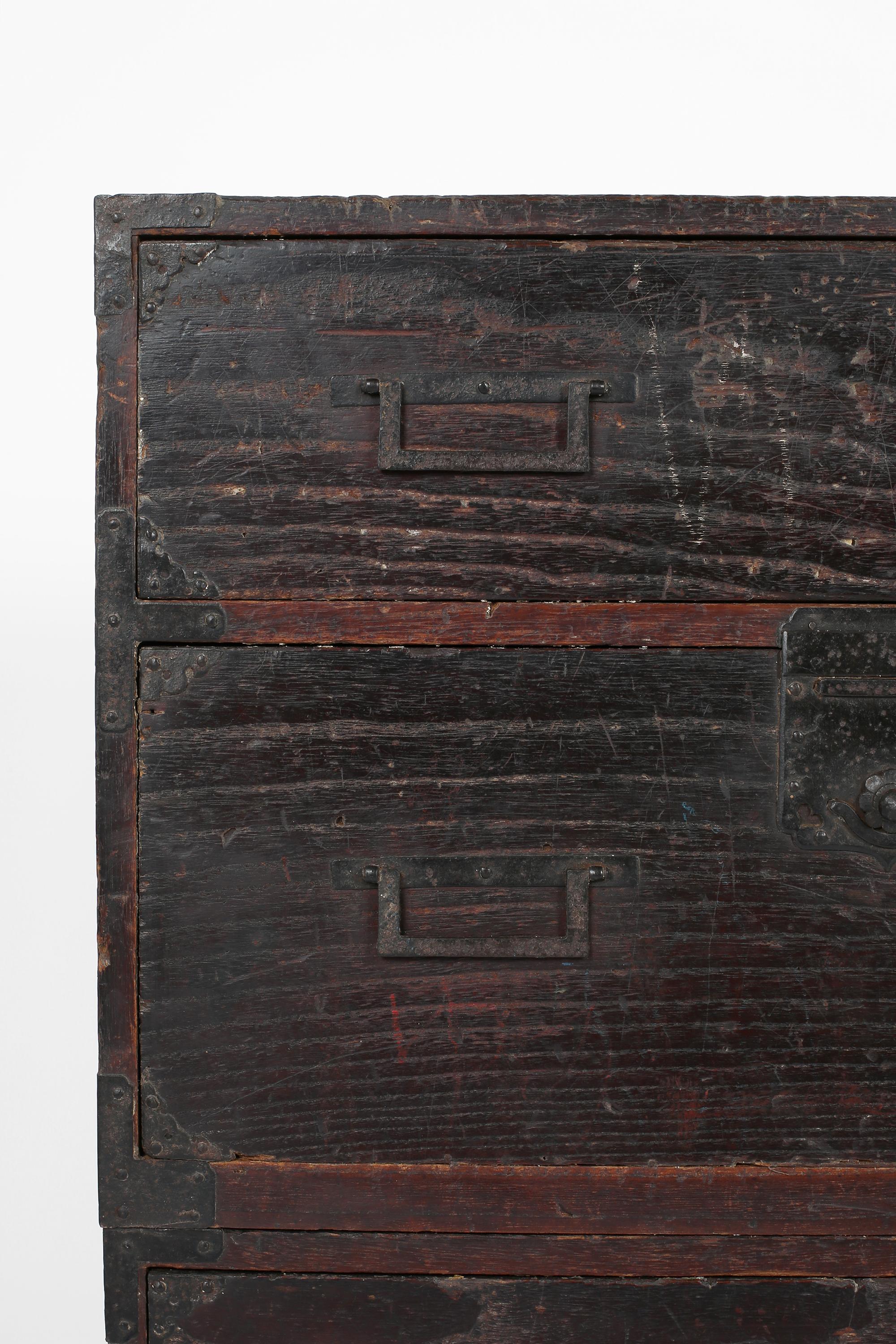 Japanese Edo Period Tansu Chest in Cedar and Forged Iron