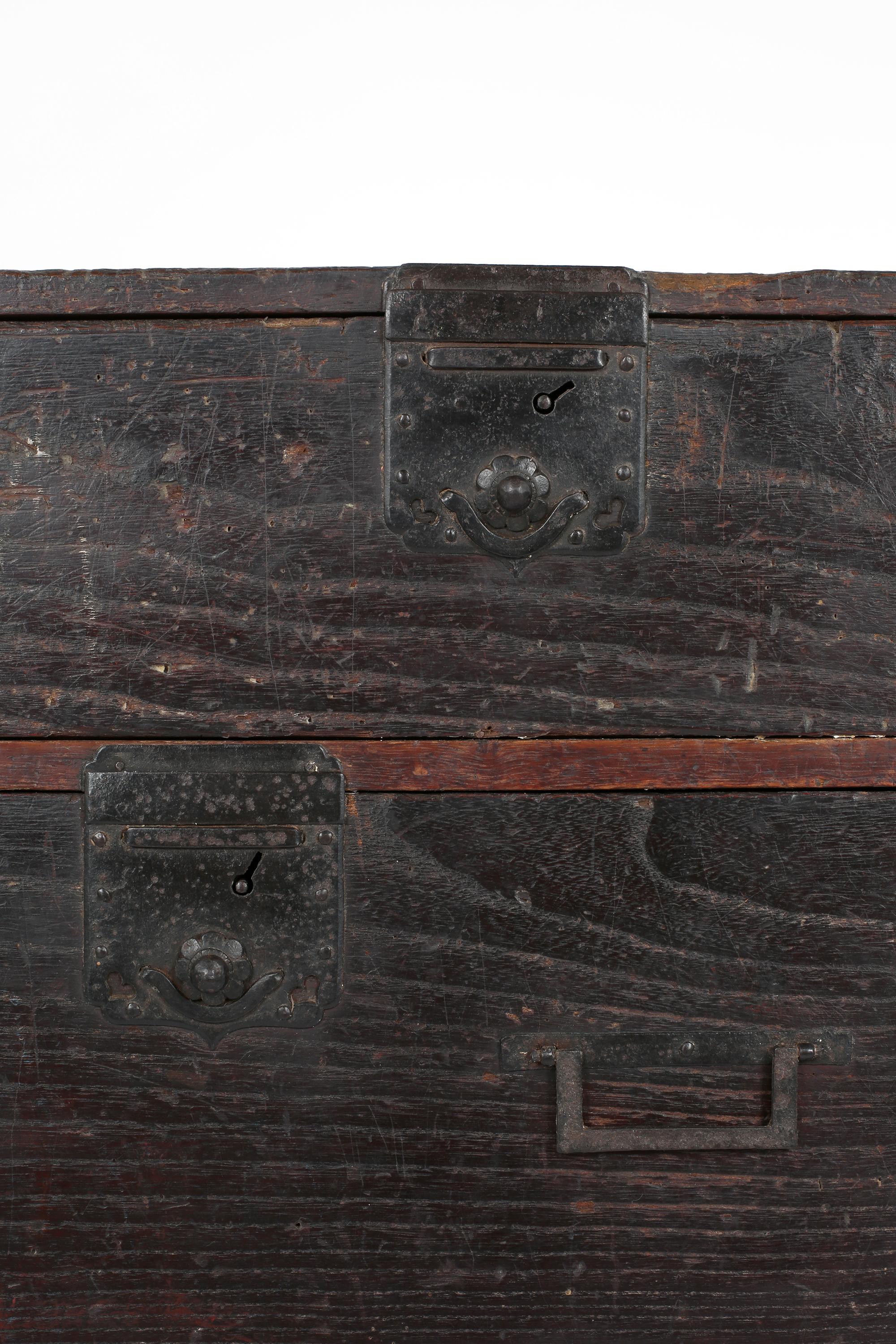 Edo Period Tansu Chest in Cedar and Forged Iron In Good Condition In London, GB