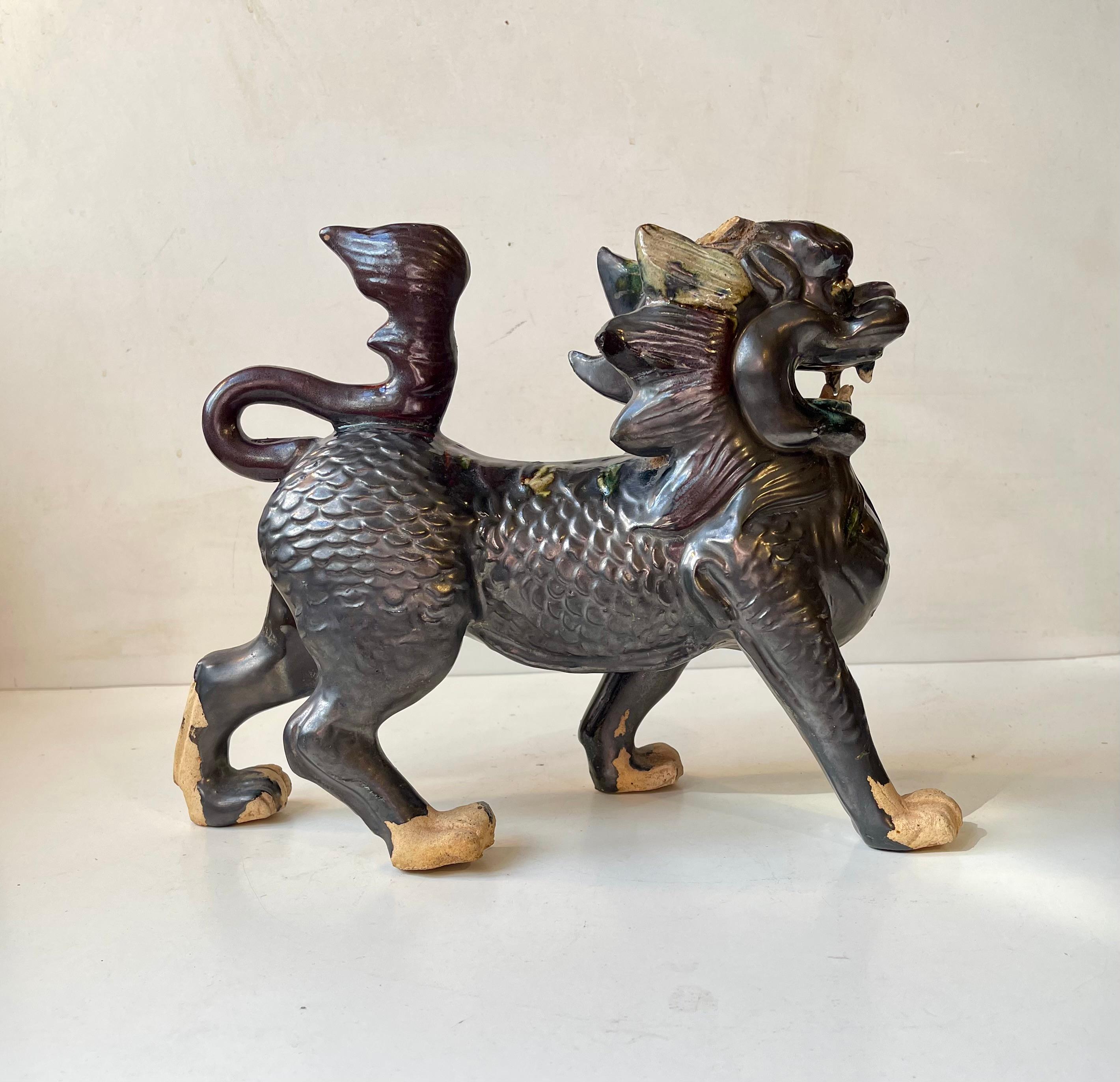 Vecchio - forse antico cane giapponese in stile Edo Foo o Lion. Viene eseguito in ceramica smaltata o Oribe. Purtroppo non siamo riusciti a datarlo con maggiore precisione, ma ha sicuramente una certa età. Le orecchie si sono rotte e mancano. Ma la