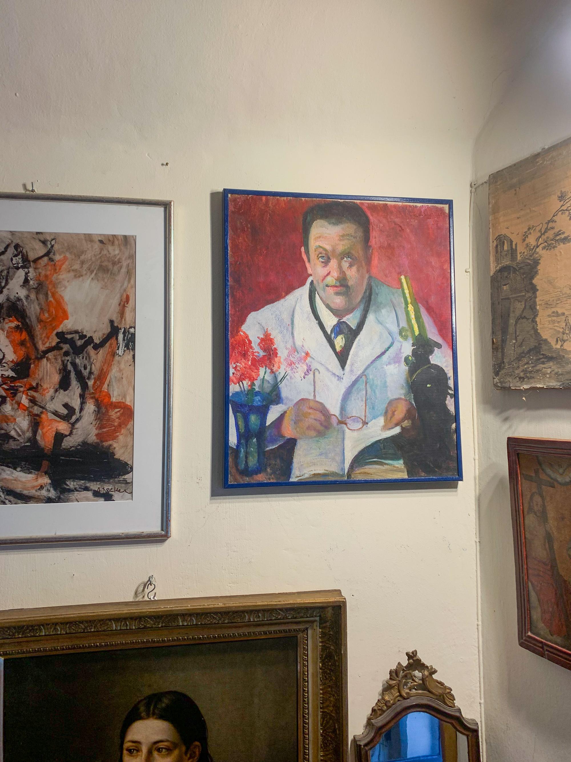 Portrait d'un médecin avec un microscope. en vente 4