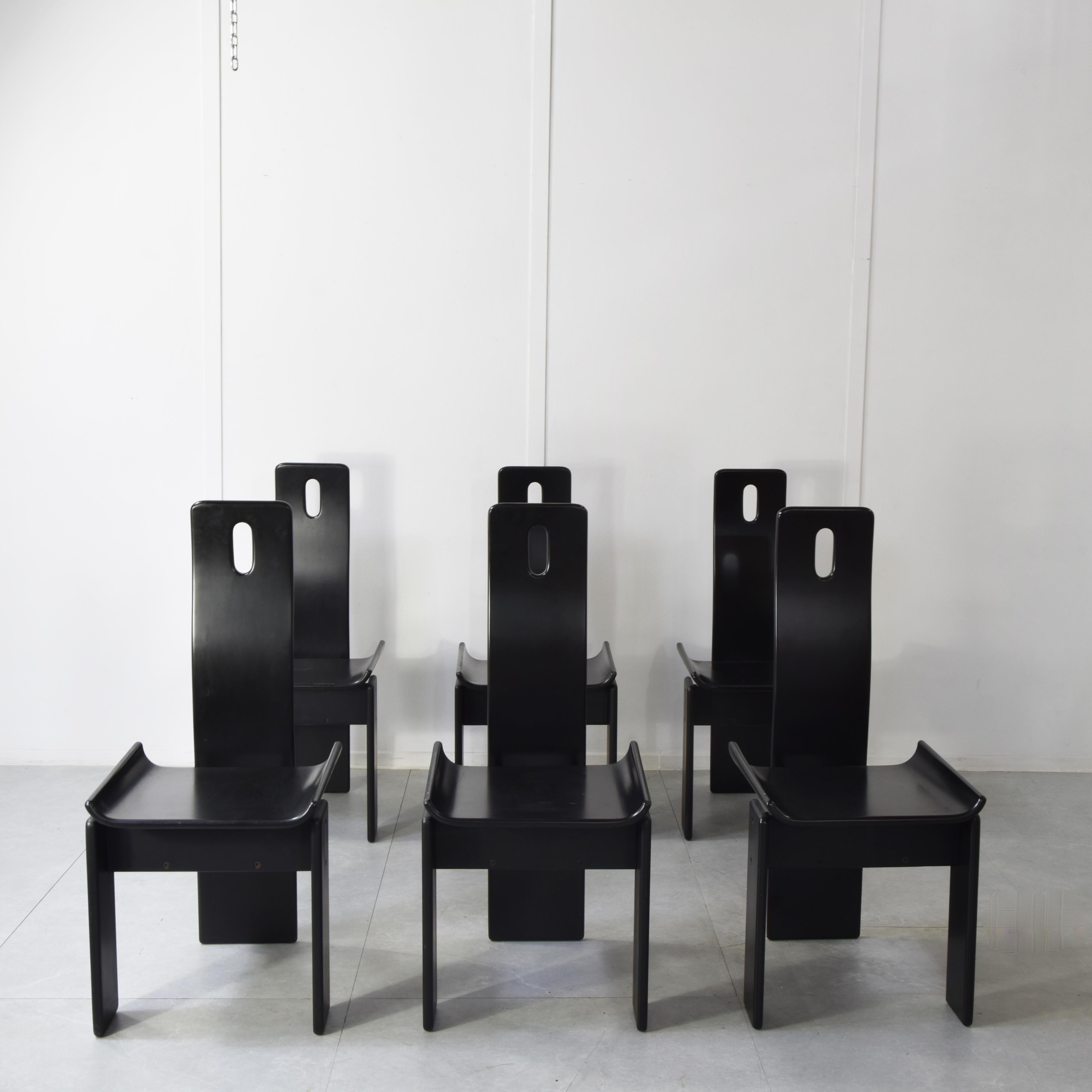 Ensemble de six chaises Diago par Edoardo Landi pour Nikol 1970.
Les chaises Diago, conçues par Edoardo Landi, sont un exemple d'élégance et de fonctionnalité. Ils se caractérisent par un design moderne et épuré, avec des lignes simples qui leur