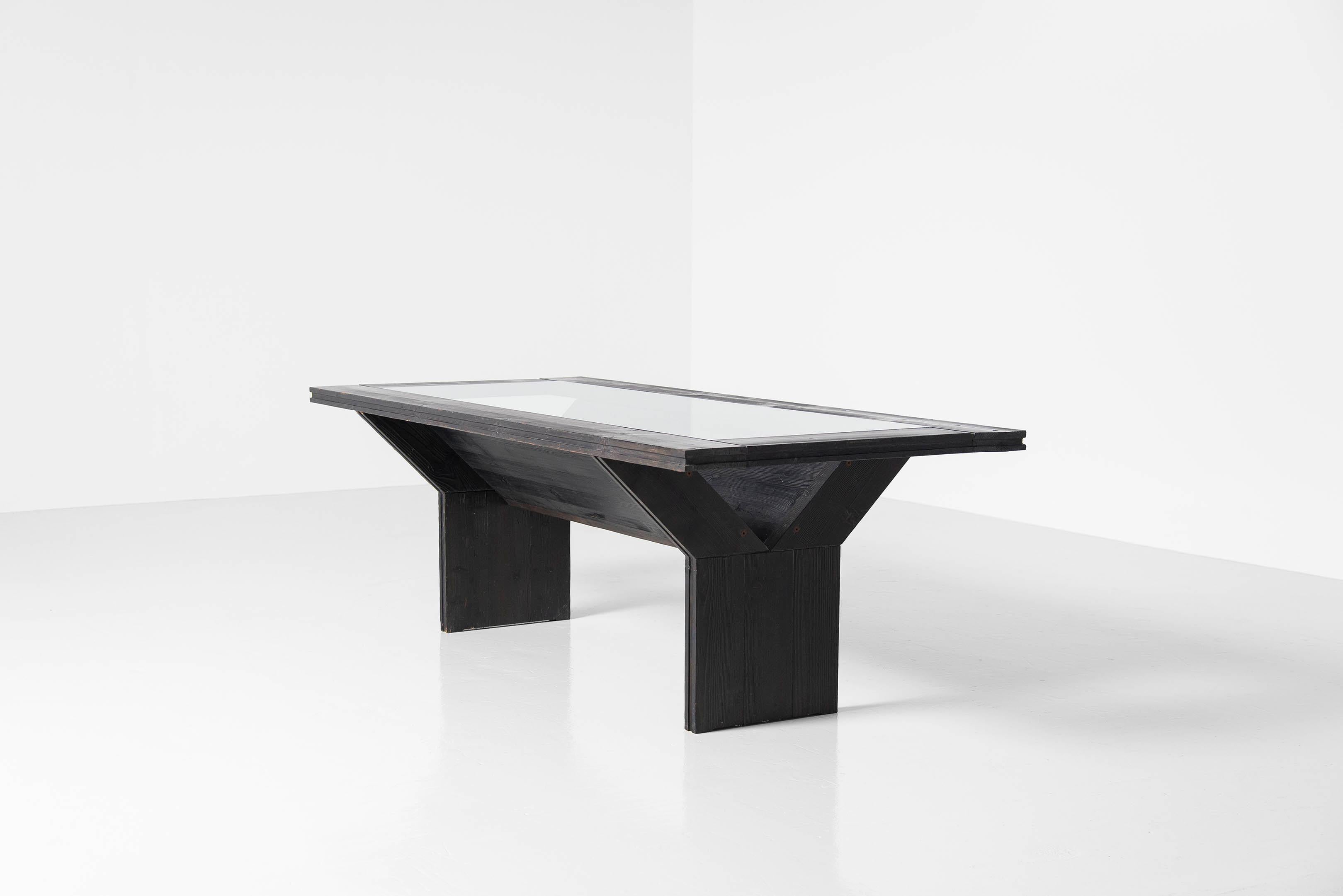Architectural dining table model T30 designed by Edoardo Landi and manufactured by Studio D, Italy 1973. This table is designed by Architect Landi in 1973, and was produced in a very small series by StudioD, together with some chairs, cabinets and