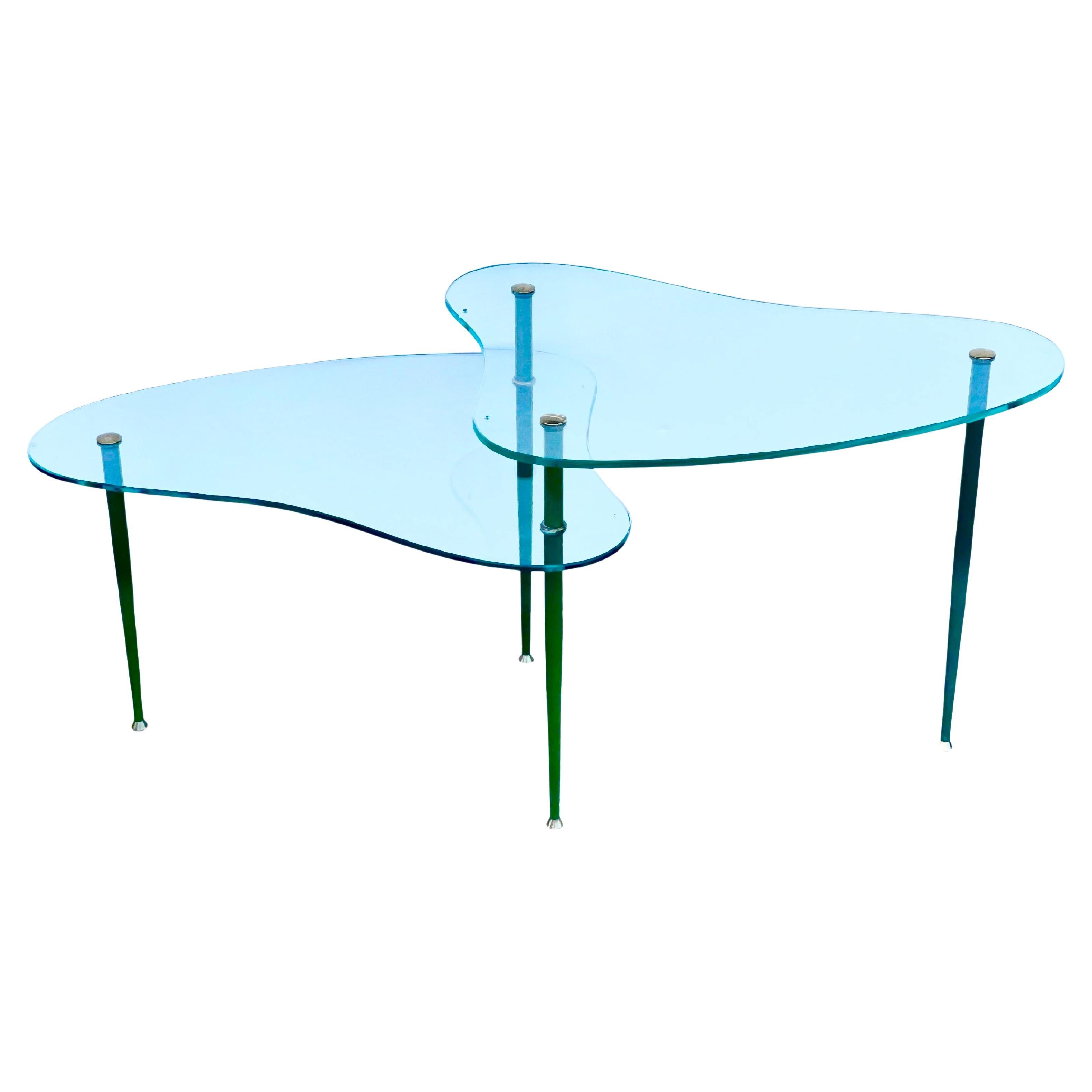 Table double à deux plateaux Arlecchino conçue par Edoardo Paoli pour Vitrex vers 1955.
Pieds en émail vert d'origine,  Sur demande, nous pouvons réémailler dans la ou les couleur(s) de votre choix.
Verre original en forme d'amibe de près d'un