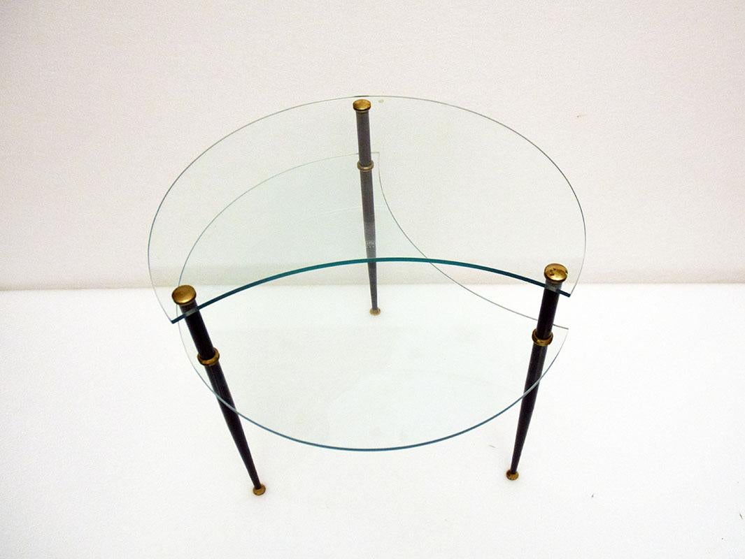Table basse conçue par Edoardo Poli pour Vitrex, années 1960.
Pieds en aluminium peint avec détails en laiton, verre Vitrex trempé et façonné.
Peut être assemblé dans différentes configurations.
Logo sablé sur le verre.
En excellent état d'origine.