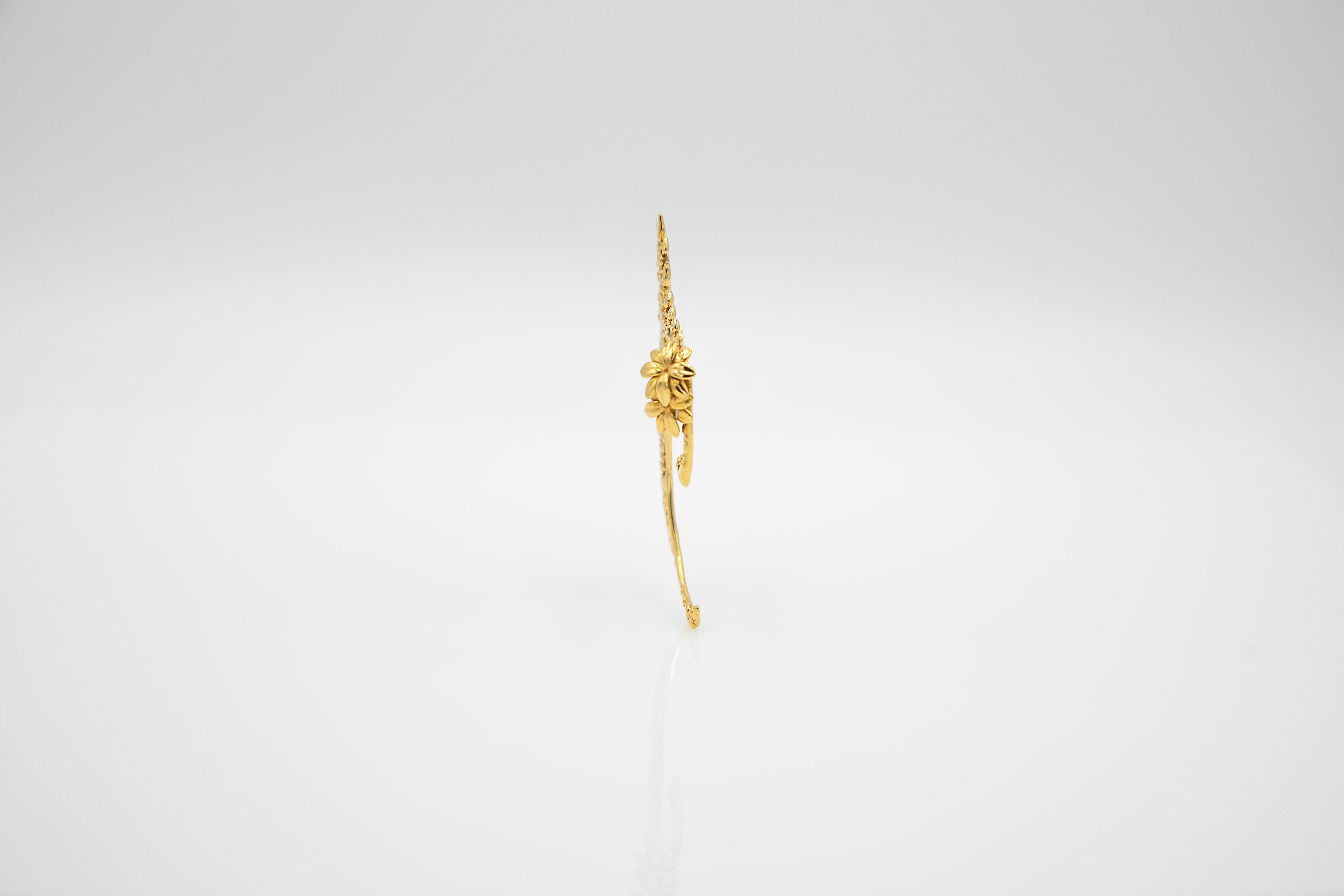 ○ Right ear ○ 18k gold plated brass ○ High quality and shiny finish ○ Intricate leaf and vine detail ○ Features jasmine flowers ○ Features the neak tail ○ Secure behind the earlobe ○ Thin and lightweight for comfort ○ One size fits most ○ Left ear