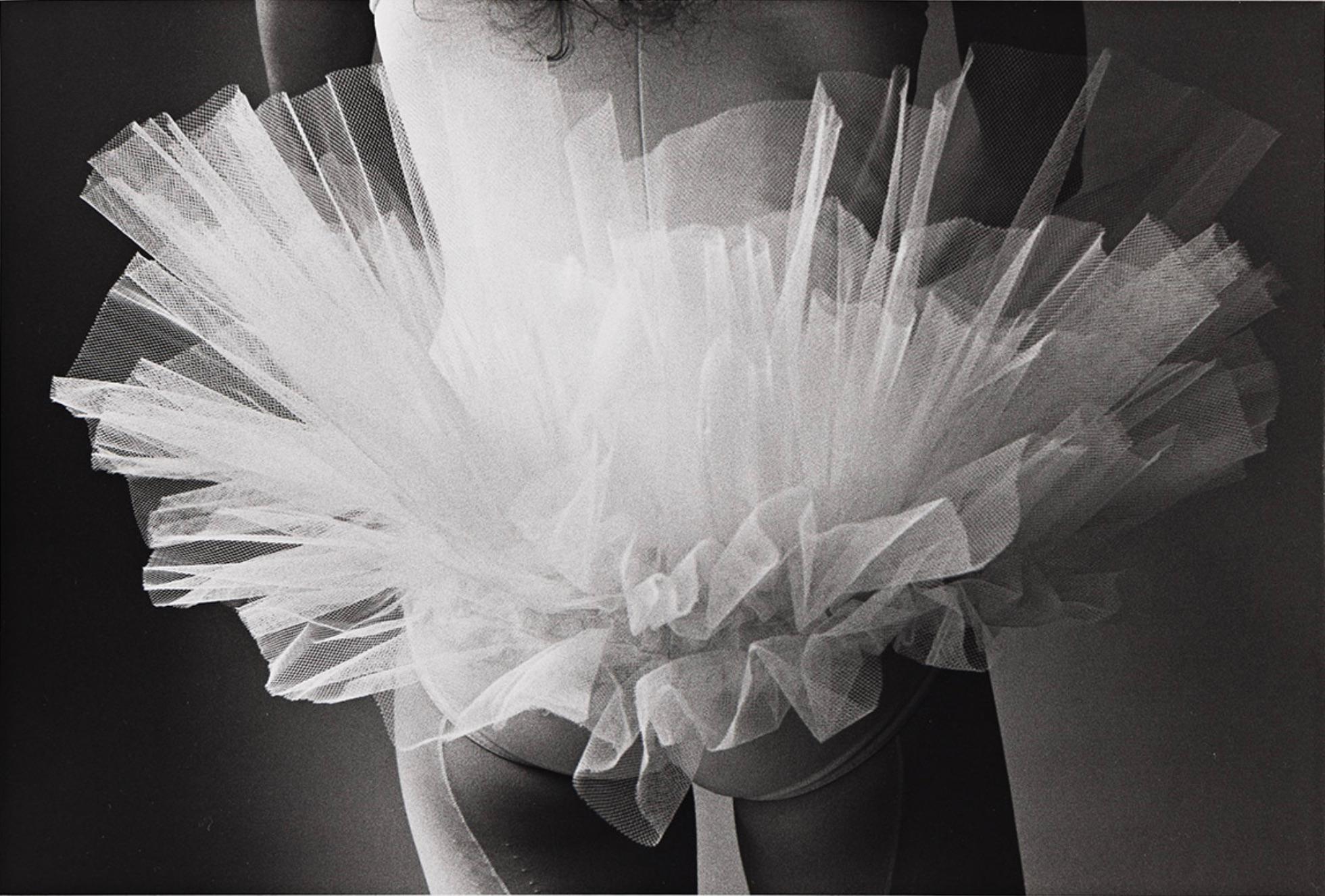Black and White Photograph de Edouard Boubat - Tutu de danse, París