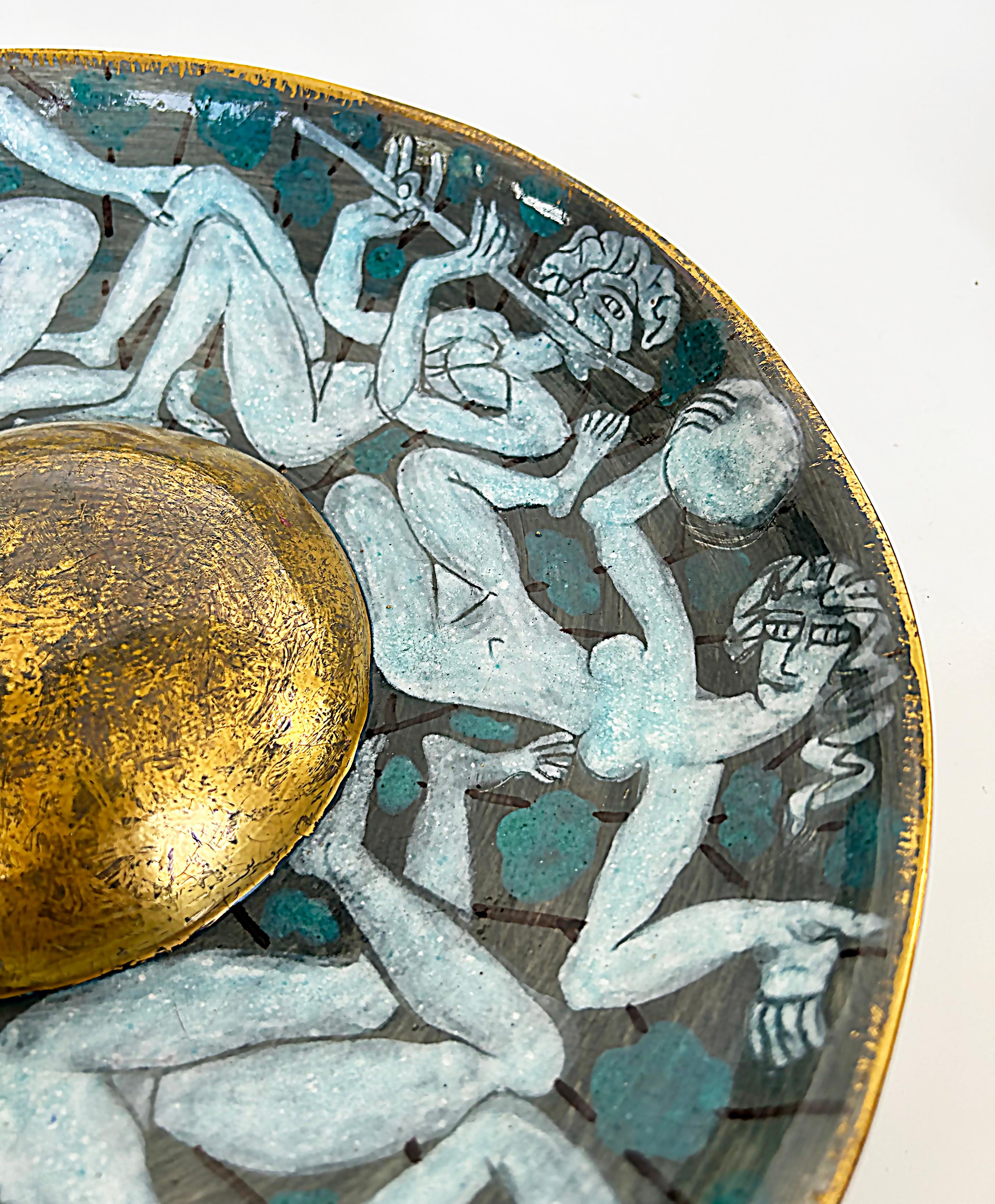 Mid-Century Modern Edouard Cazaux - Plat central en céramique dorée avec personnages en vente