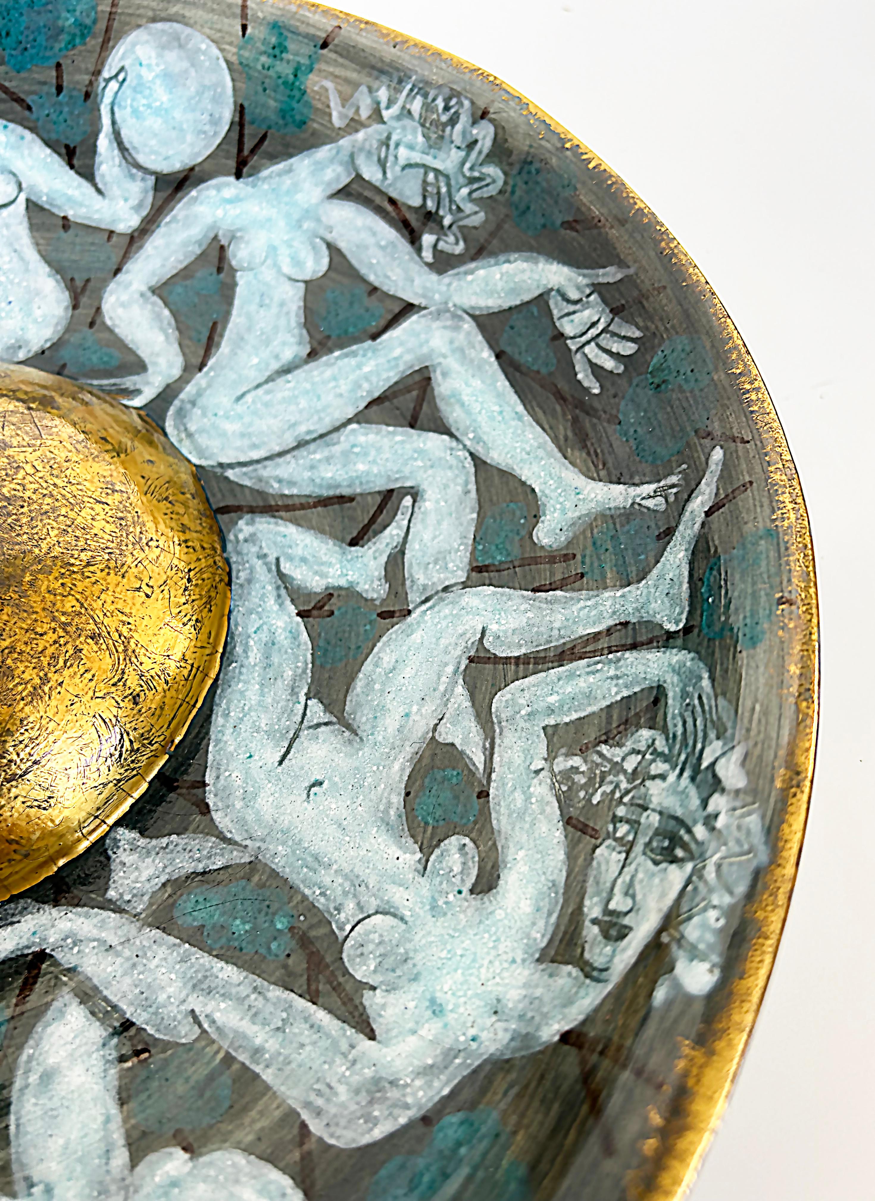 Doré Edouard Cazaux - Plat central en céramique dorée avec personnages en vente