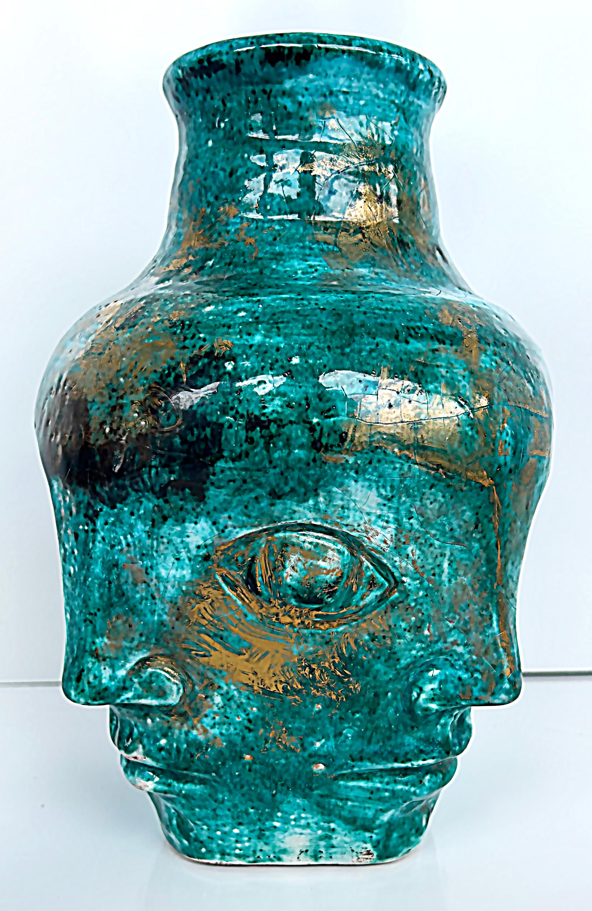 


Edouard Cazaux Französisch Mitte des Jahrhunderts Keramik-Vase mit Gesichtern

Zum Verkauf angeboten wird eine glasierte und vergoldete Keramikvase des französischen Künstlers Edouard Cazaux (1888-1974) aus der Jahrhundertmitte. Dieses seltene