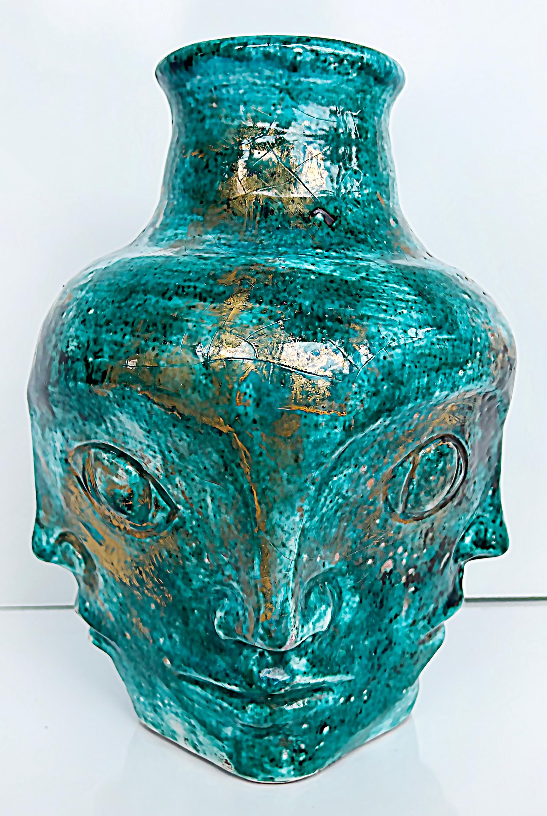 Français Edouard Cazaux Vase en céramique français du milieu du siècle dernier avec visages en vente