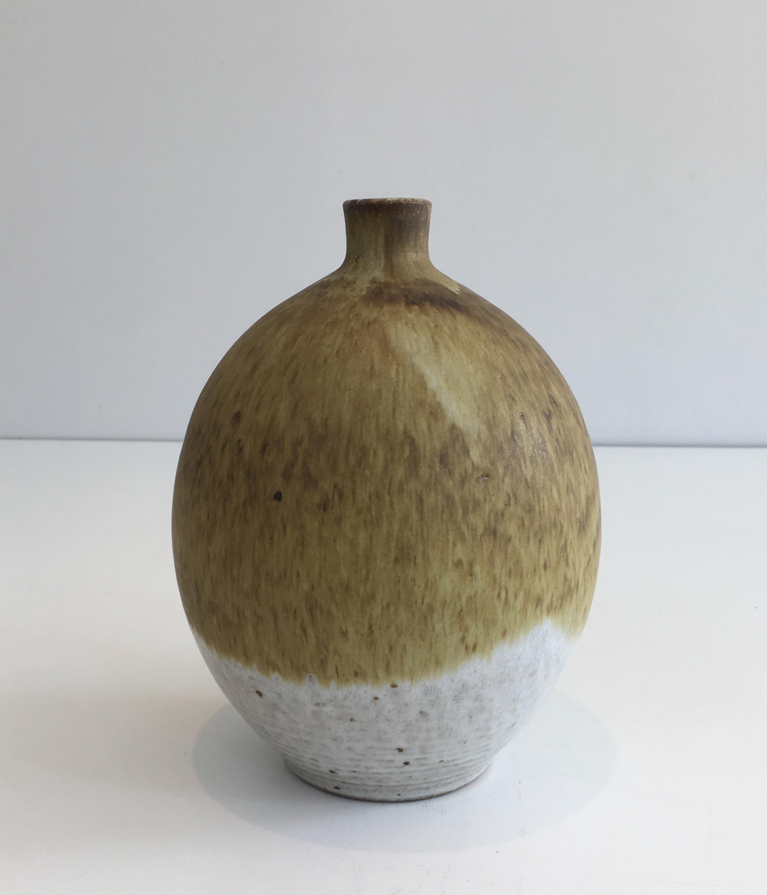 Ce petit vase monofloral en grès a été réalisé par l'artiste français Edouard Chapallaz. Ce vase est signé par l'artiste suisse Edouard Chapallaz et estampillé CHAPALLAZ DUILLIER. Suisse, vers 1950.