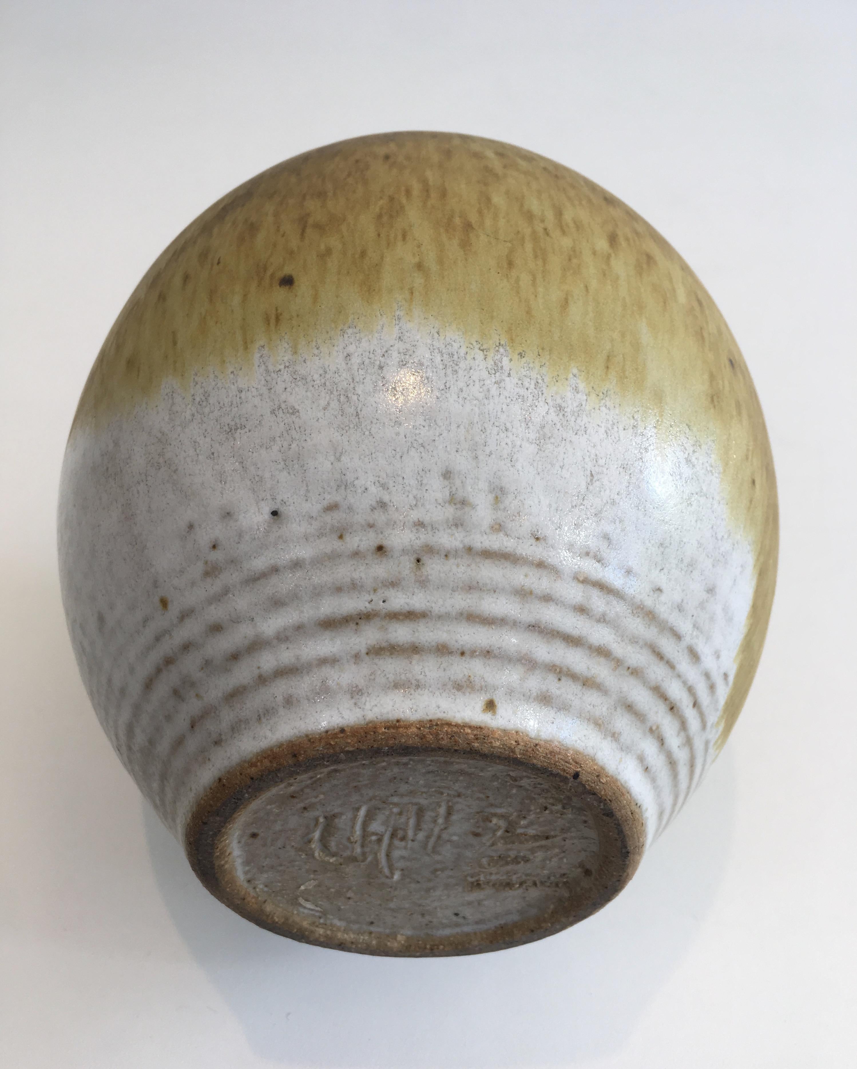 Milieu du XXe siècle Edouard Chapallaz:: petit vase monofloral en grès:: signé par l'artiste suisse Ed en vente