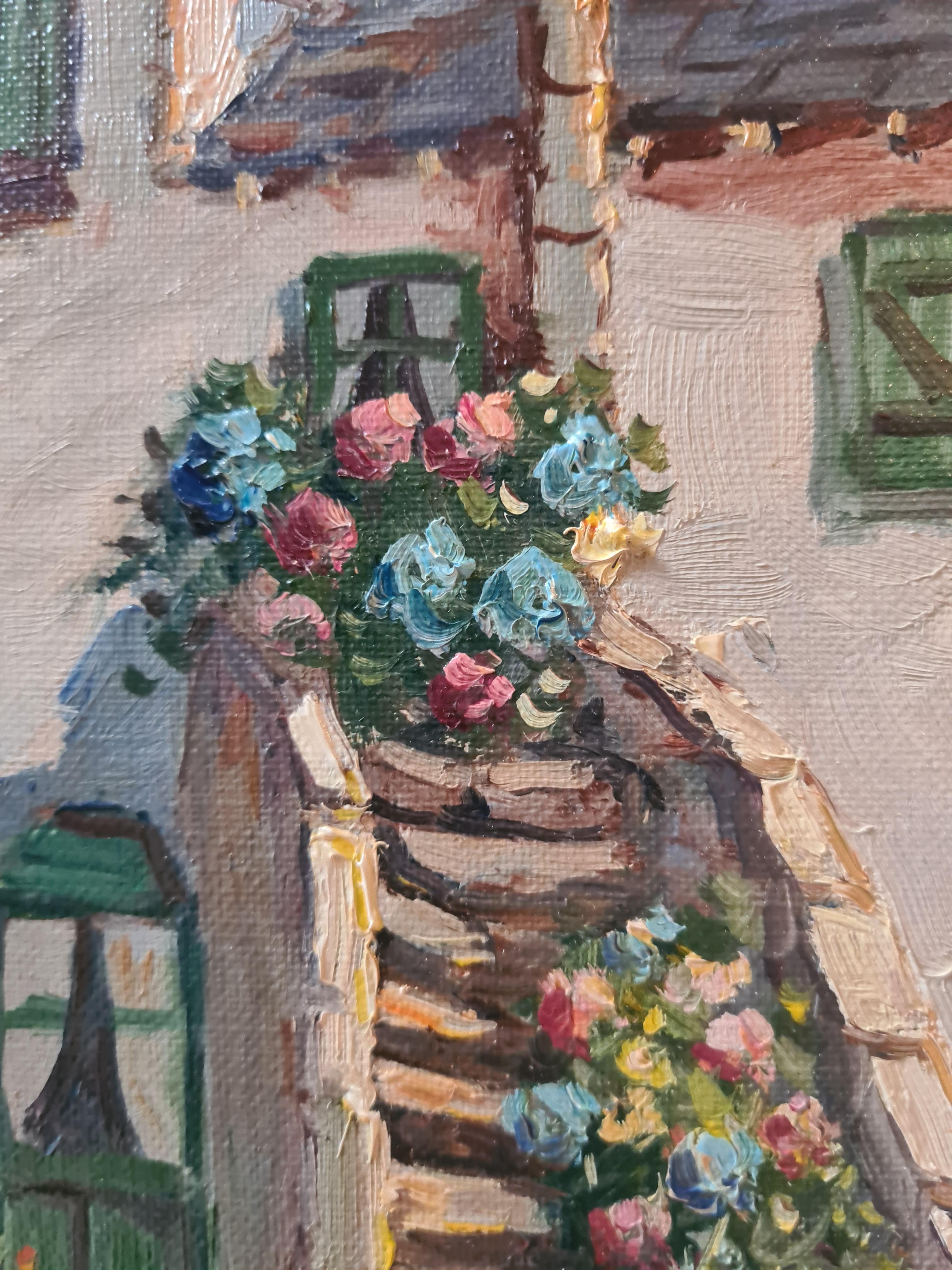 Geranien und Blumen auf einer Cottage-Treppe, französisches Öl auf Leinwand, Mitte des Jahrhunderts (Braun), Landscape Painting, von  Edouard LE SAOUT