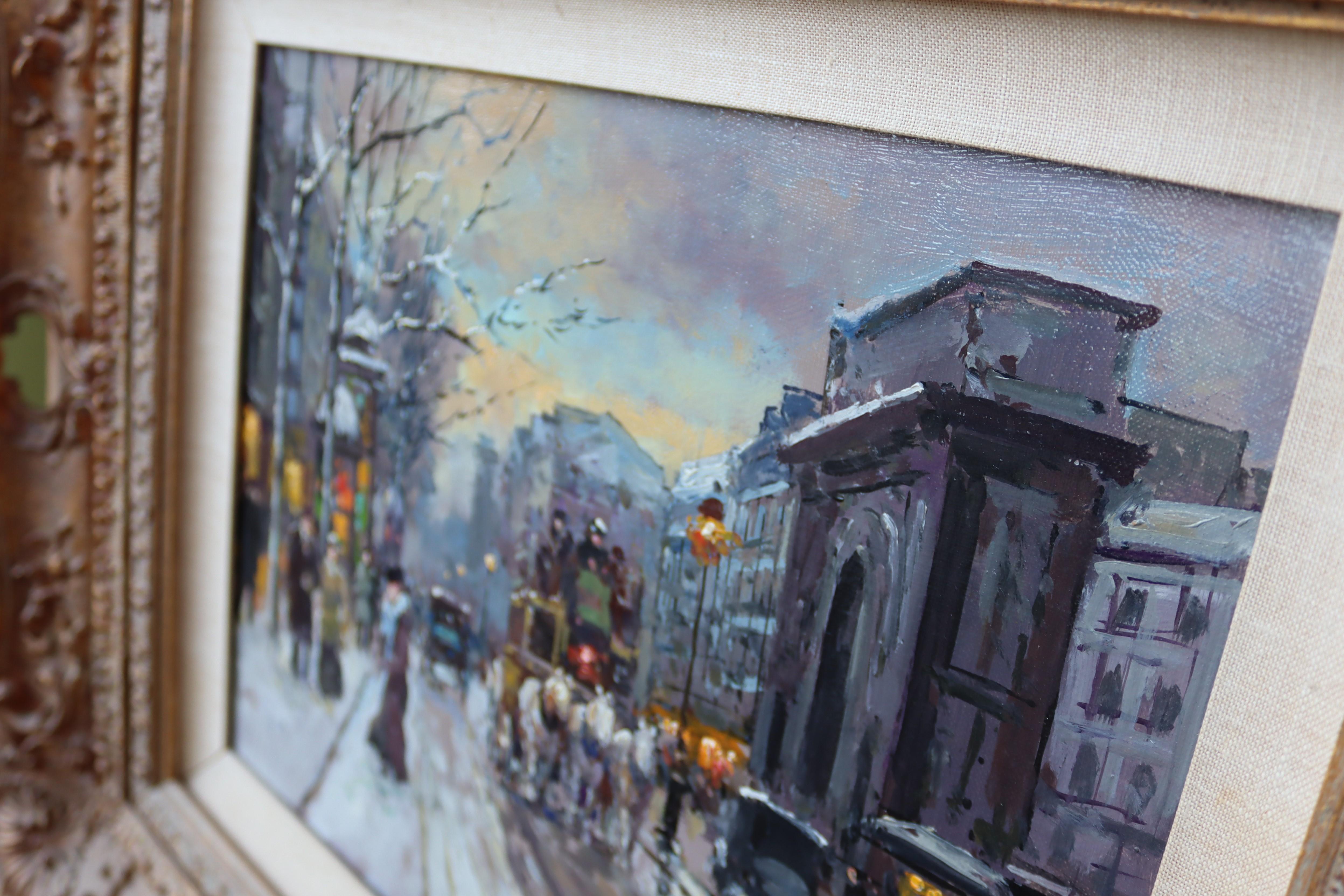 Une peinture à l'huile originale attribuée au maître peintre de la scène de rue parisienne, Édouard Leon Cortés (français, 1882 - 1969, ).  Le tableau représente la quintessence de Cortés, l'environnement animé d'un pâté de maisons parisien au