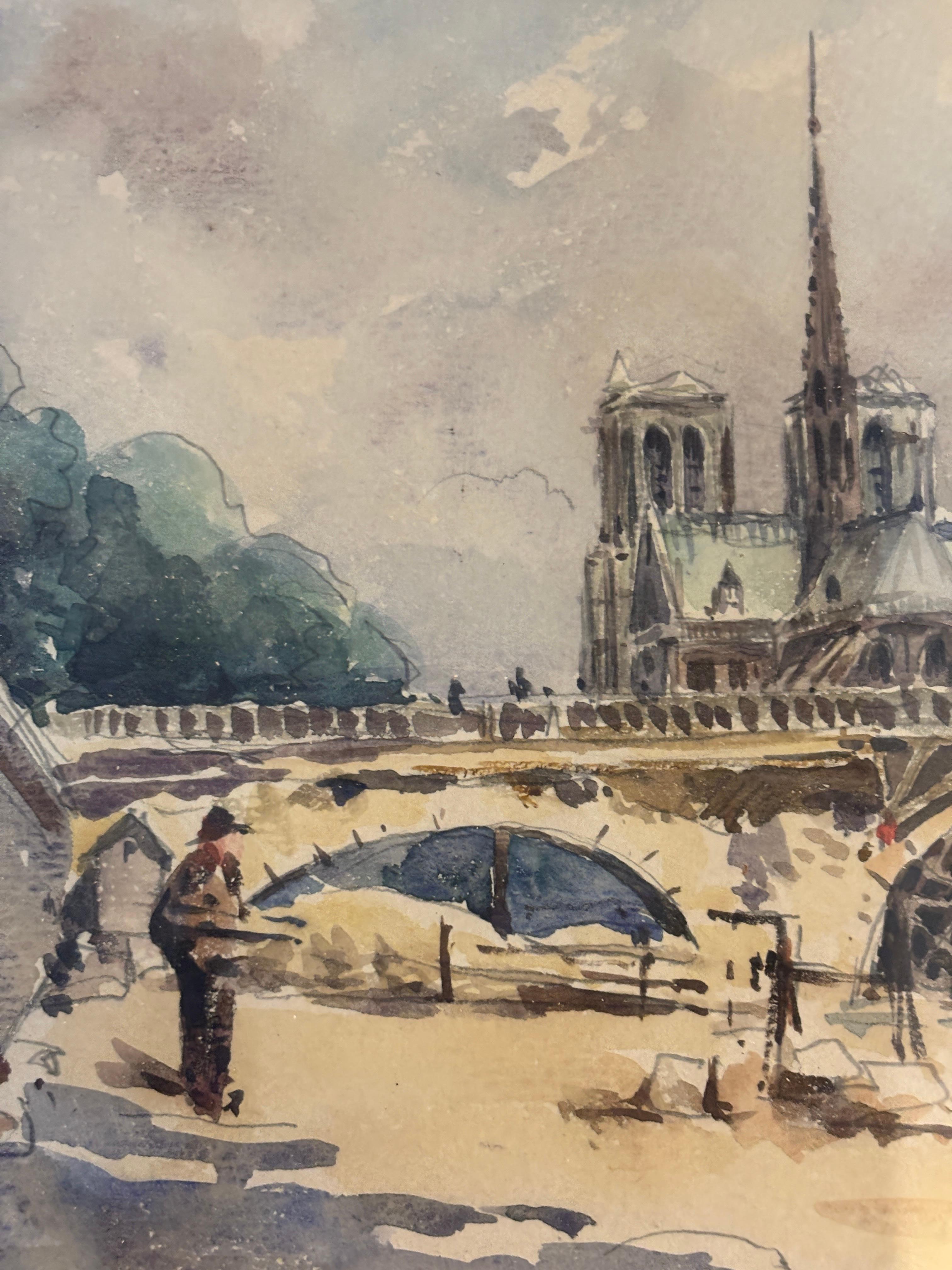 Cette aquarelle atmosphérique d'Edouard IcCon capture une vue emblématique de Paris le long de la Seine, avec la flèche vertigineuse et les tours jumelles de la cathédrale Notre-Dame s'élevant de manière proéminente au-delà du pont. Peinte en juin