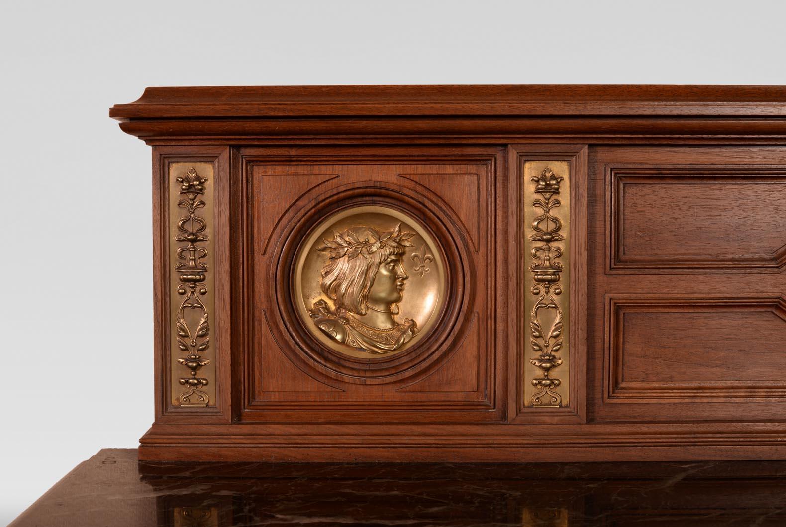 Descrizione
Disegnati da Édouard Lièvre, questa credenza e questo carrello di servizio rappresentano un capolavoro dello stile neorinascimentale. La loro riscoperta rappresenta un evento importante nel campo dell'arredamento di pregio. La firma 