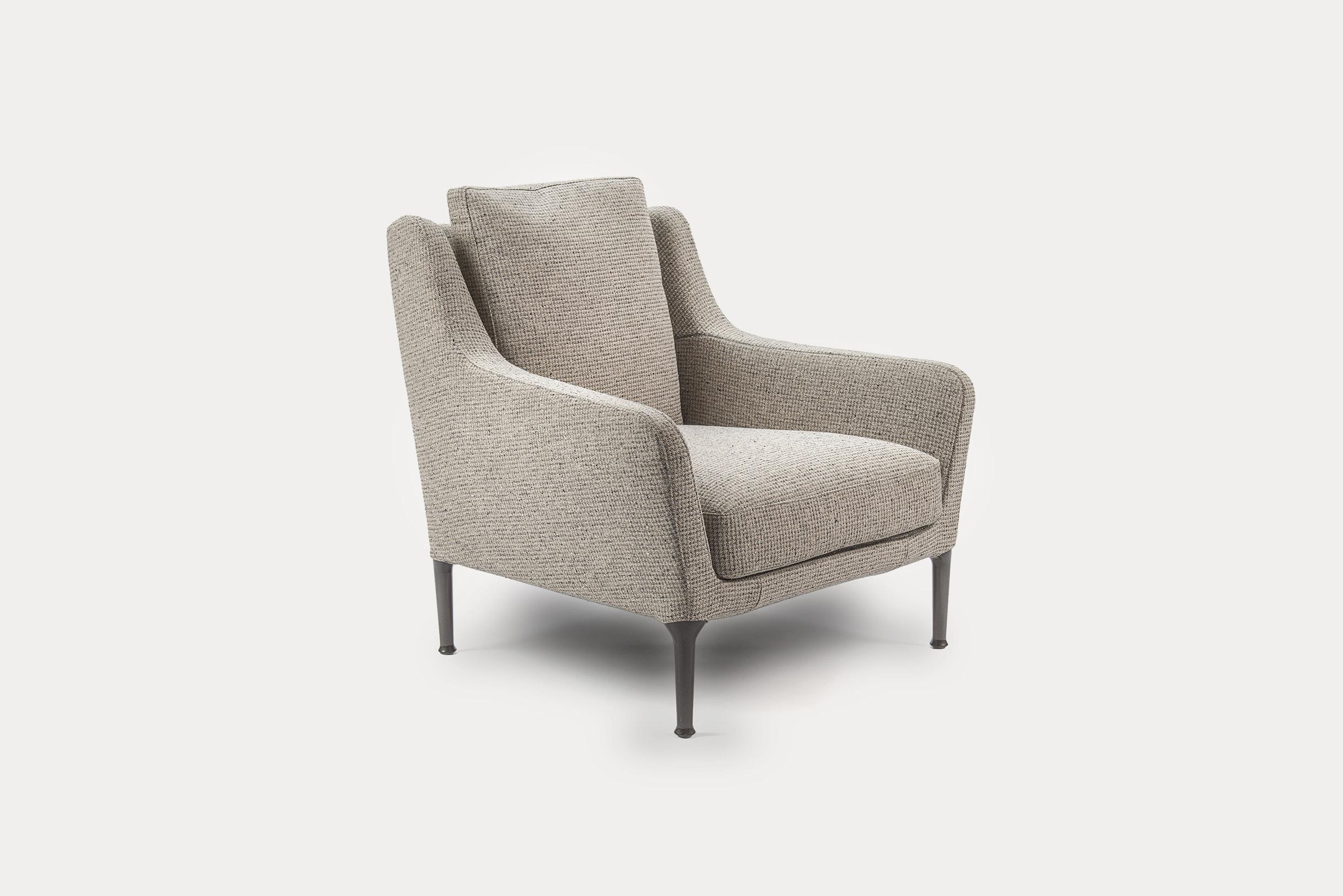 Édouard ist ein Stuhl mit starkem ästhetischem und funktionellem Charme. Sie wurde entwickelt:: um erholsames Sitzen zu ermöglichen. Dieser Sessel ist mit einem strukturierten Stoff von B&B bezogen. Die hohe Rückenlehne und die breite Sitzfläche