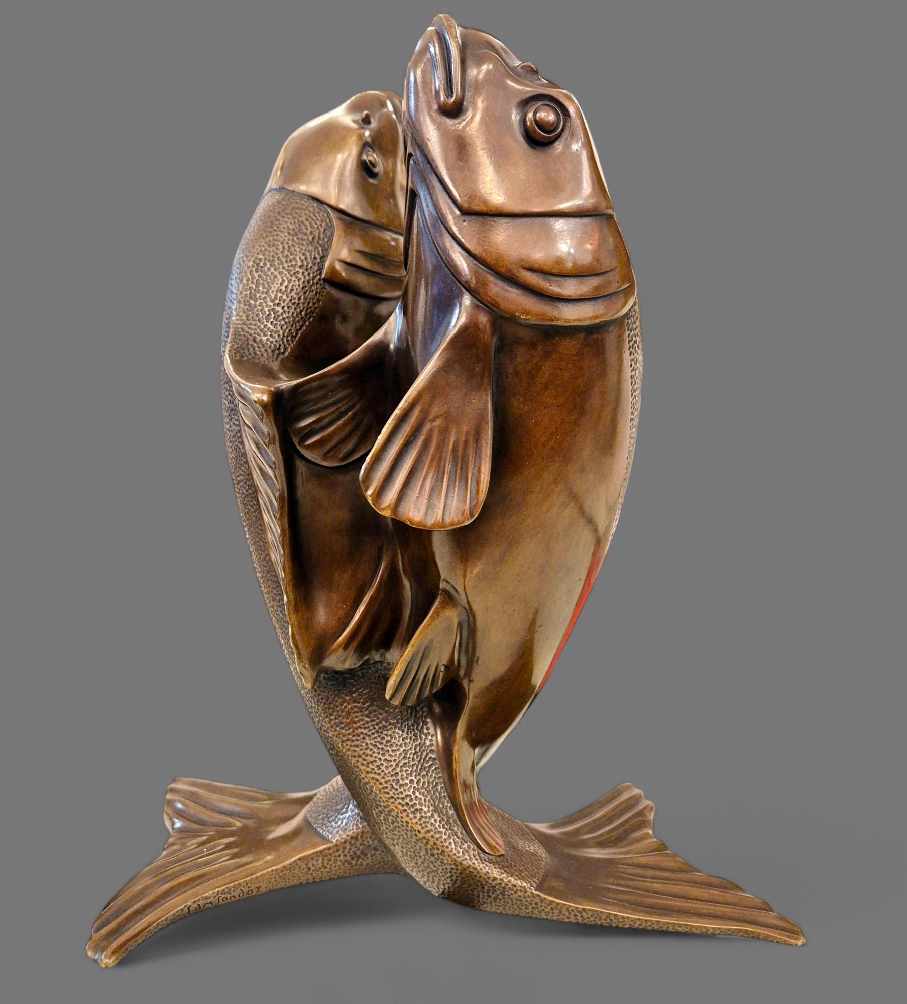 We present this rare piece of exceptional quality representing two entwined carps, signed by the artist Edouard Marcel Sandoz and executed by Susse Frères fondeurs.

Beautifully sized, full of movement and grace, this work is fully in keeping with