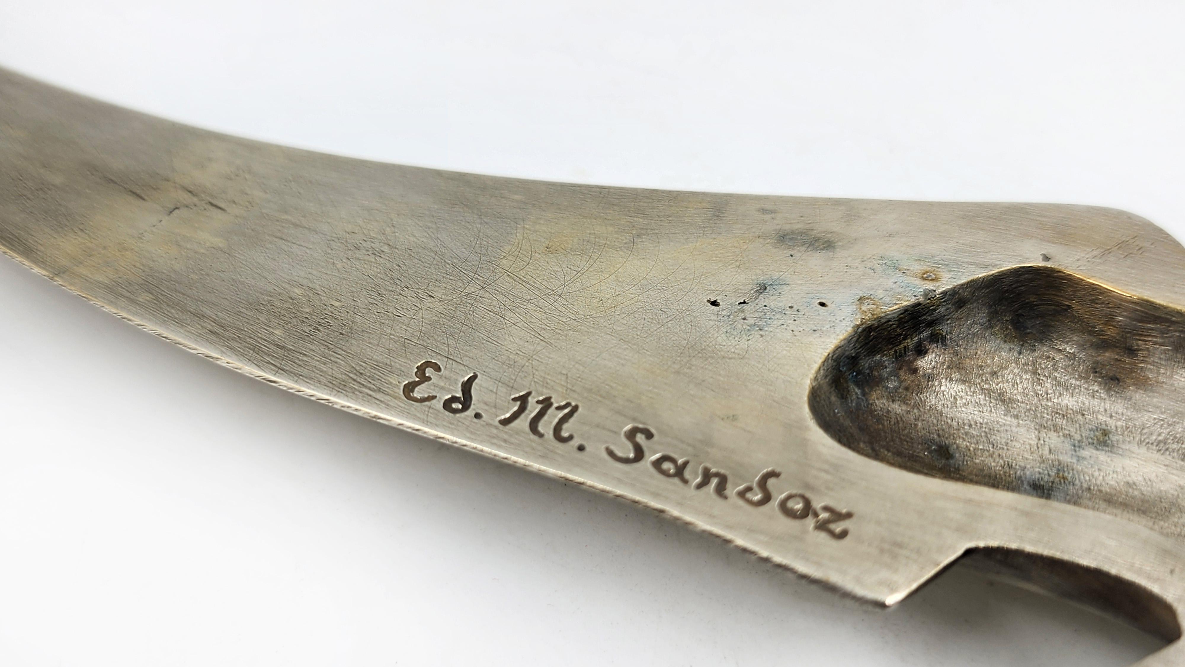 Abrecartas Pez de Plata Édouard Marcel Sandoz
El abrecartas Art Déco de Édouard Marcel Sandoz es una pieza única que se distingue por su ingenioso diseño de pez de plata. La pieza está fabricada en bronce plateado, lo que le confiere un aspecto