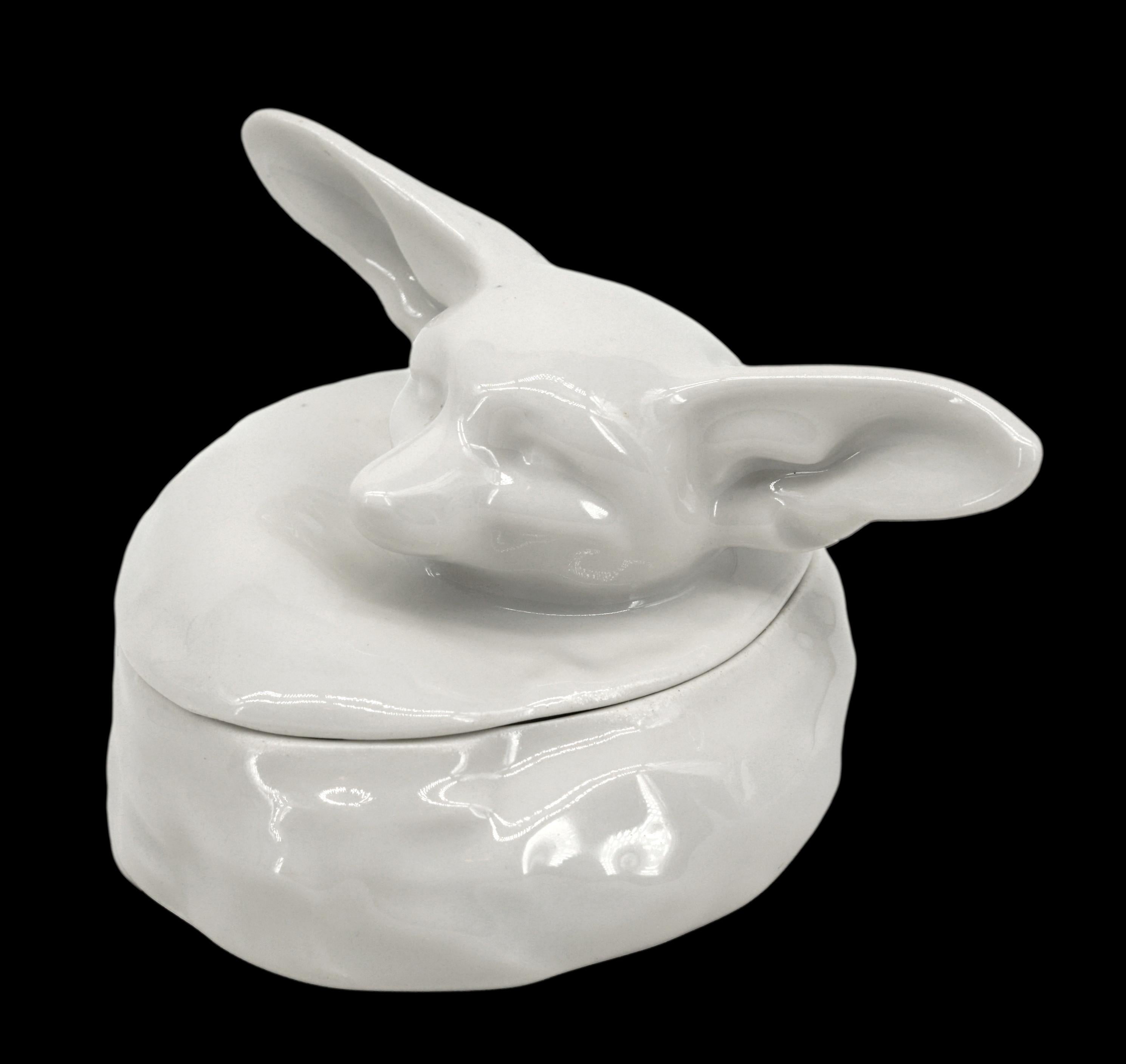 French Art Deco porcelain candy box by Edouard Marcel SANDOZ (Paris) and Théodore HAVILAND company (Limoges), France, from 1921. Lying fennec. Rare in this glazed biscuit version. . Width: 5.5