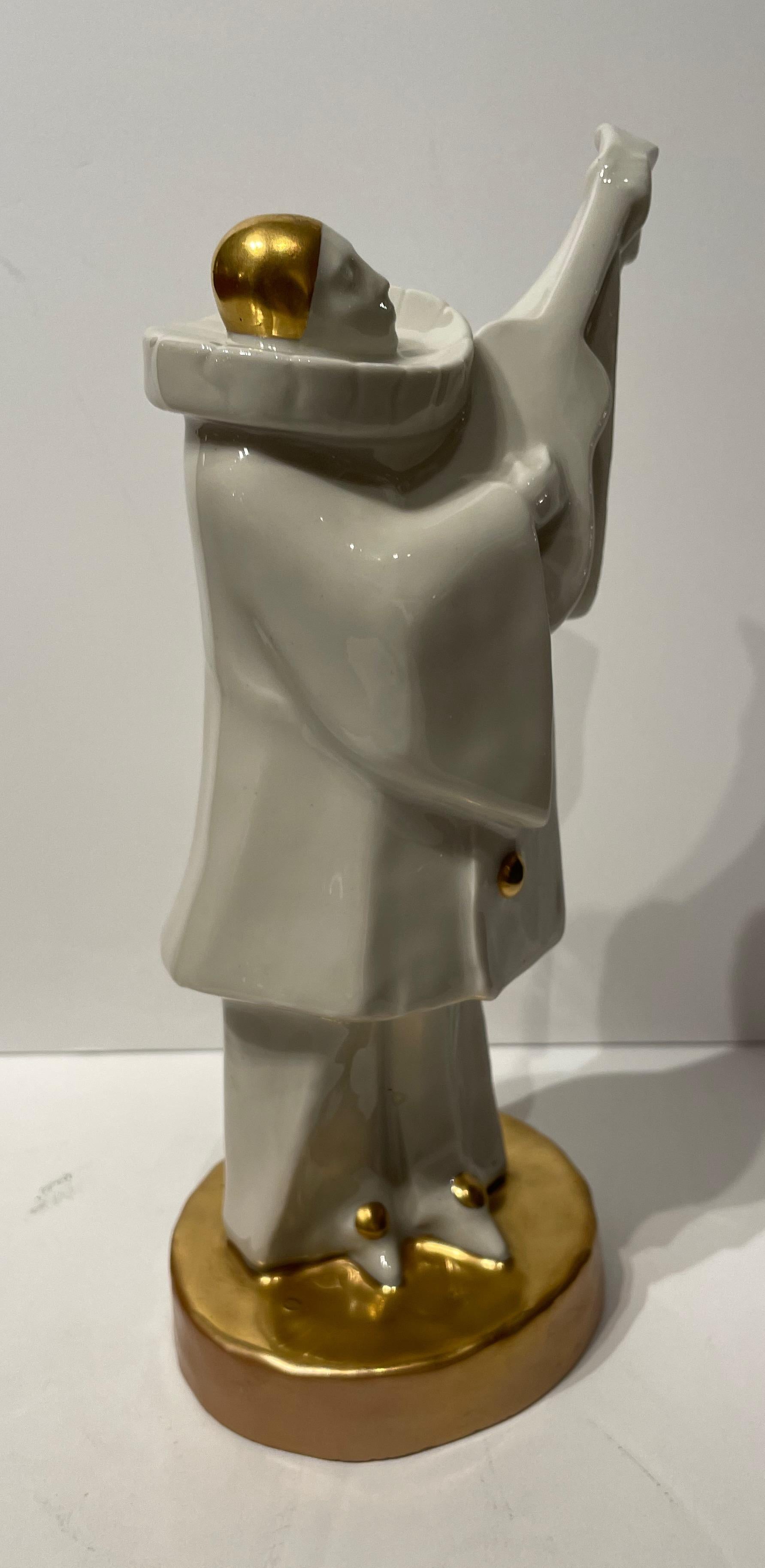 Statue de guitariste musicien en porcelaine de Edouard Marcel Sandoz Bon état - En vente à Oakland, CA