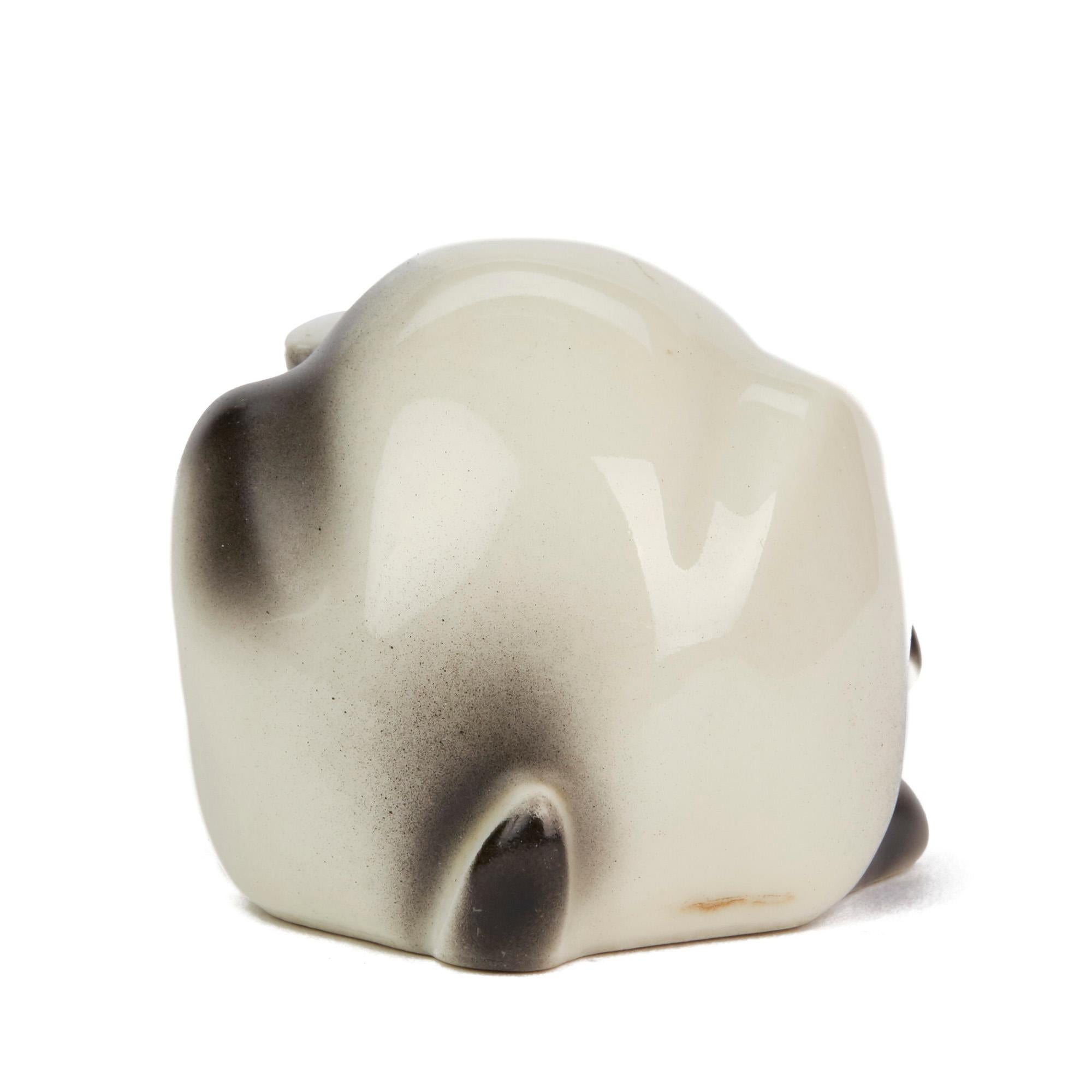 Fino modelo de porcelana Art Déco suiza de Langenthal de un conejo tumbado diseñado por Edouard Marcel Sandoz y fabricado en 1948. El conejo de porcelana está decorado a mano con esmaltes blanco y negro, y lleva impresas las marcas del fabricante en