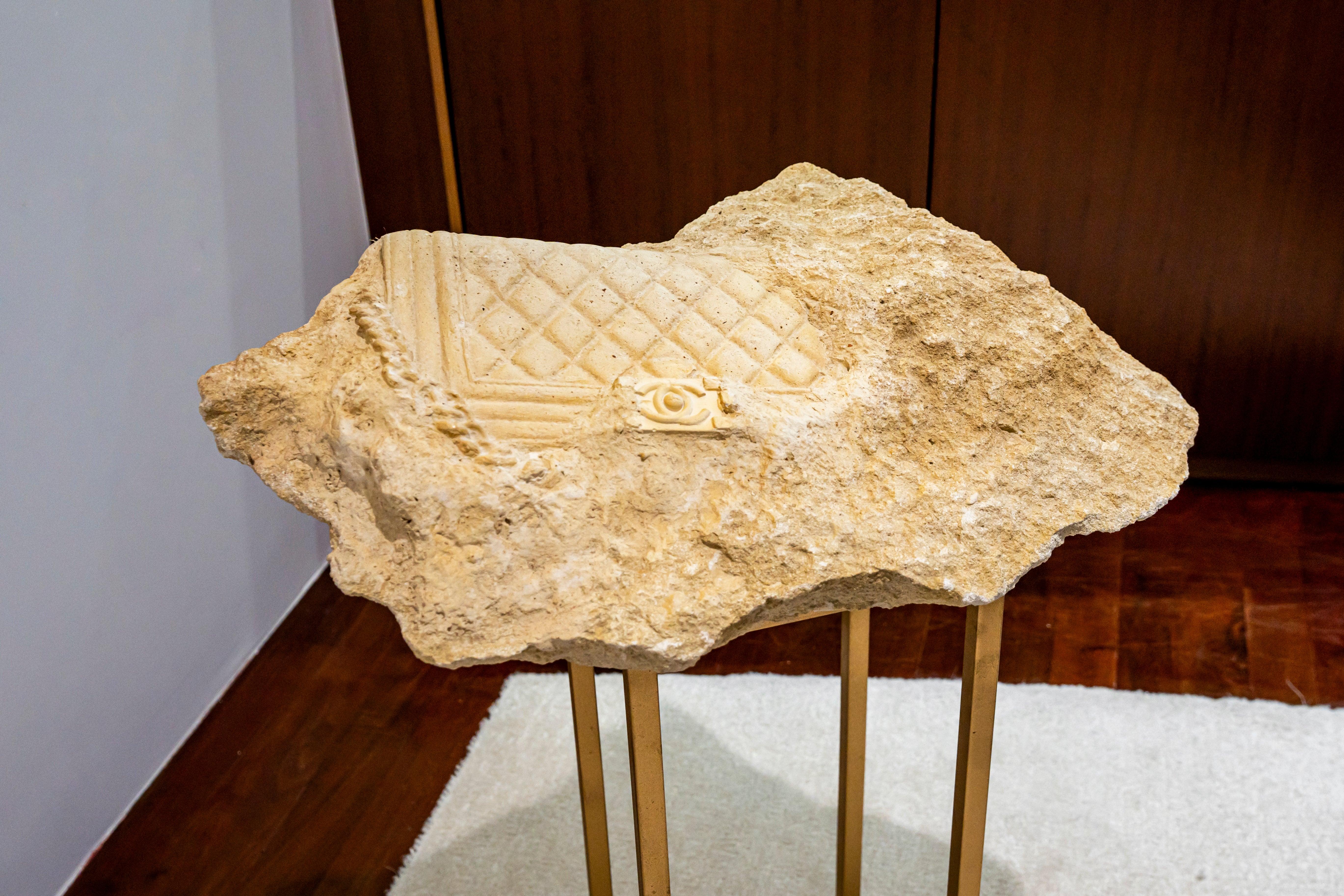 Figurative Sculpture di Edouard Merzouk - EDOUARD M - Borsa Fossil