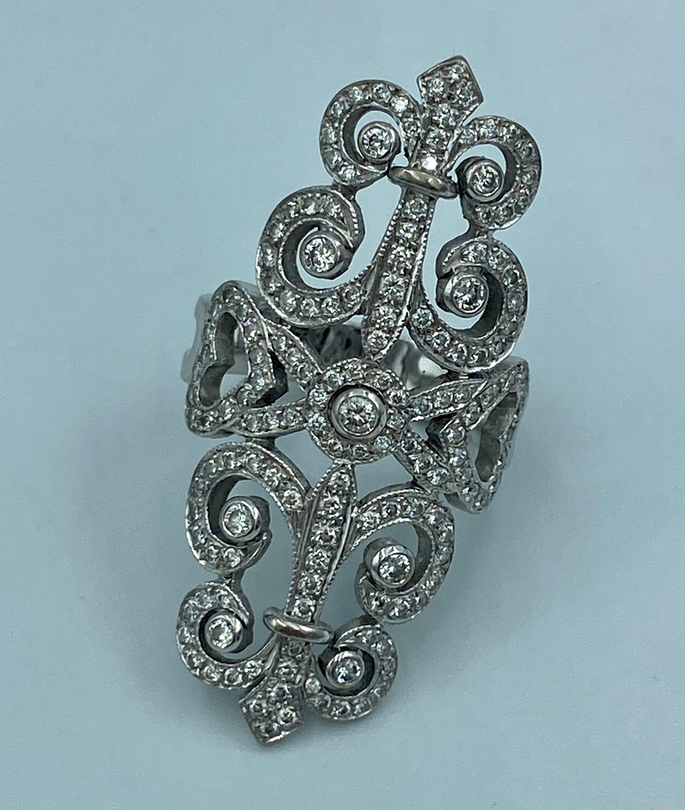 Dieser auffällige Ring von Edouard Nahum ist aus 18 Karat Gold und Diamanten im Stil des Barock-Revivals gefertigt. Es ist ein ungewöhnliches Stück und trotz seiner Größe sehr angenehm zu tragen.
